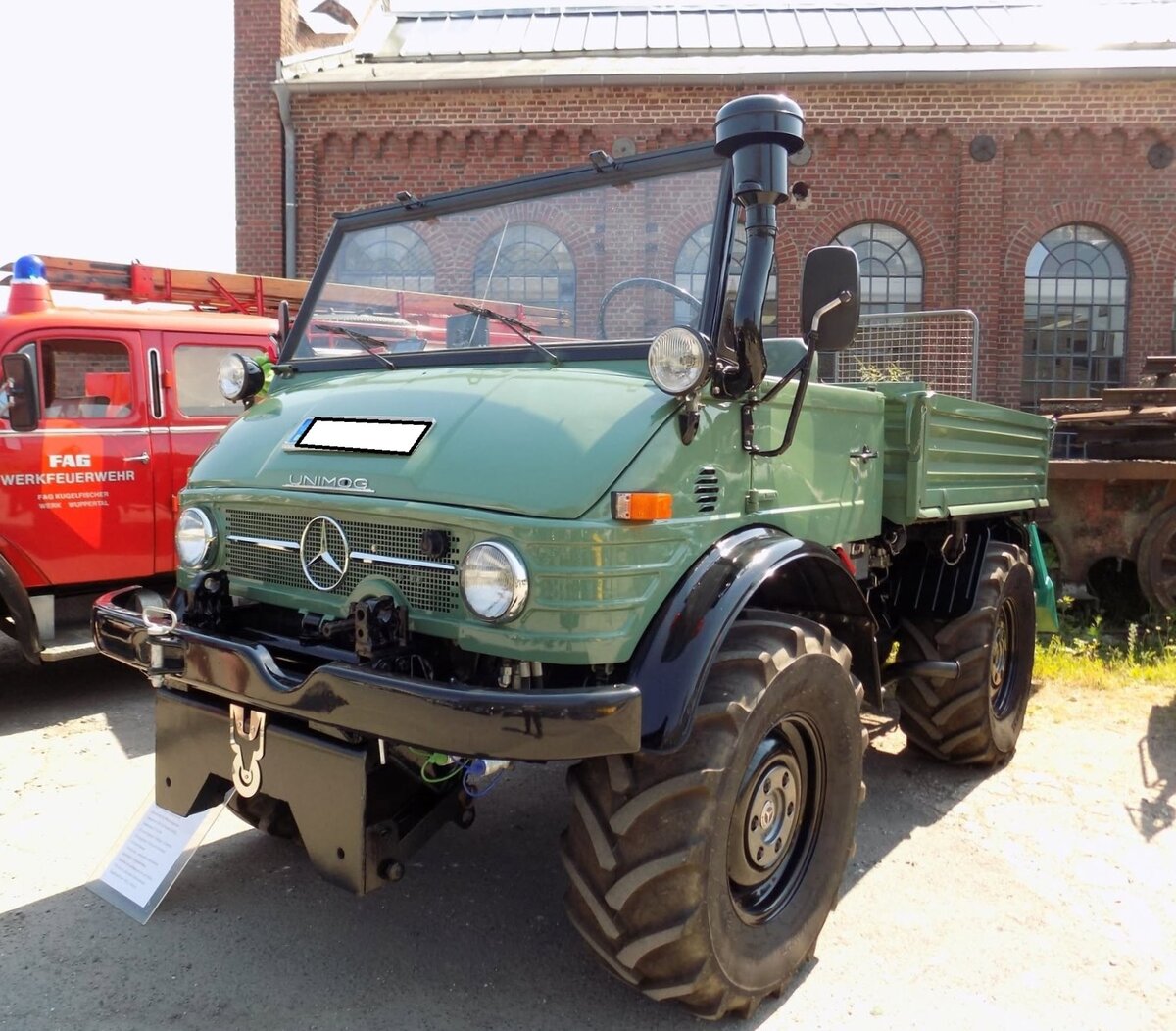 Mercedes Benz UNIMOG 406 aus dem Jahr 1979. Der gezeigte UNIMOG befindet sich quasi im Neuzustand. Angetrieben wird das UNI versal MO tor G er�t von einem Sechszylinderreihendieselmotor, der aus einem Hubraum von 5638 cm� 84 PS leistet. 18. Oldtimerfestival an der  Alten Dreherei  in M�lheim an der Ruhr am 20.06.2026.