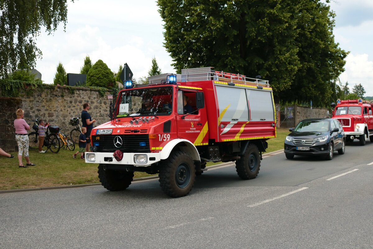 Mercedes Benz Unimog Feuerwehrfahrzeug am 04.07.21 bei einer Oldtimer Parade zum Jubiläum 75 Jahre Kreisfeuerwehrverband Gießen in Lich (Hessen)