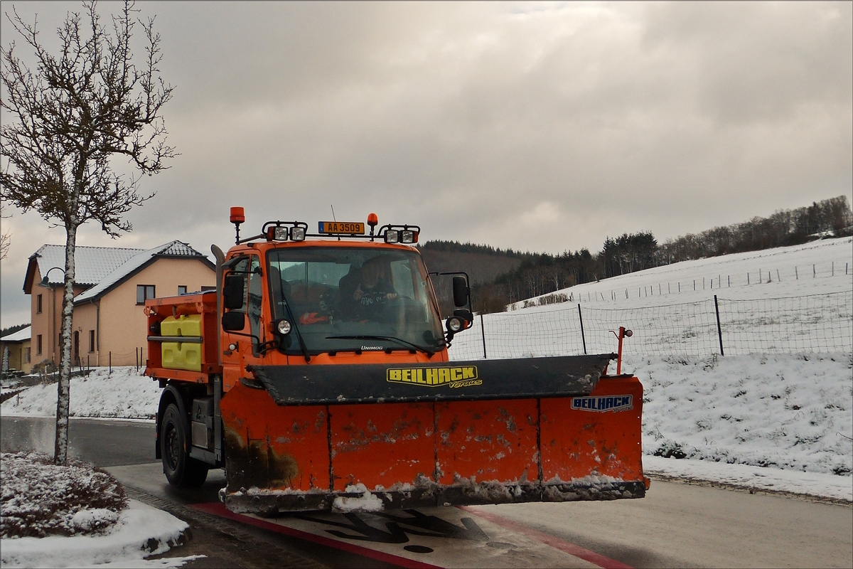 Mercedes Benz Unimog mit Schneeschieber gesehen am 12.02.2018, die gröbste Arbeit ist im Moment getan, jetzt ist Zeit um die kleinen Parkplätze am Straßenrand von Schnee zu befreien. Gruß an den freundlichen Fahrer.
