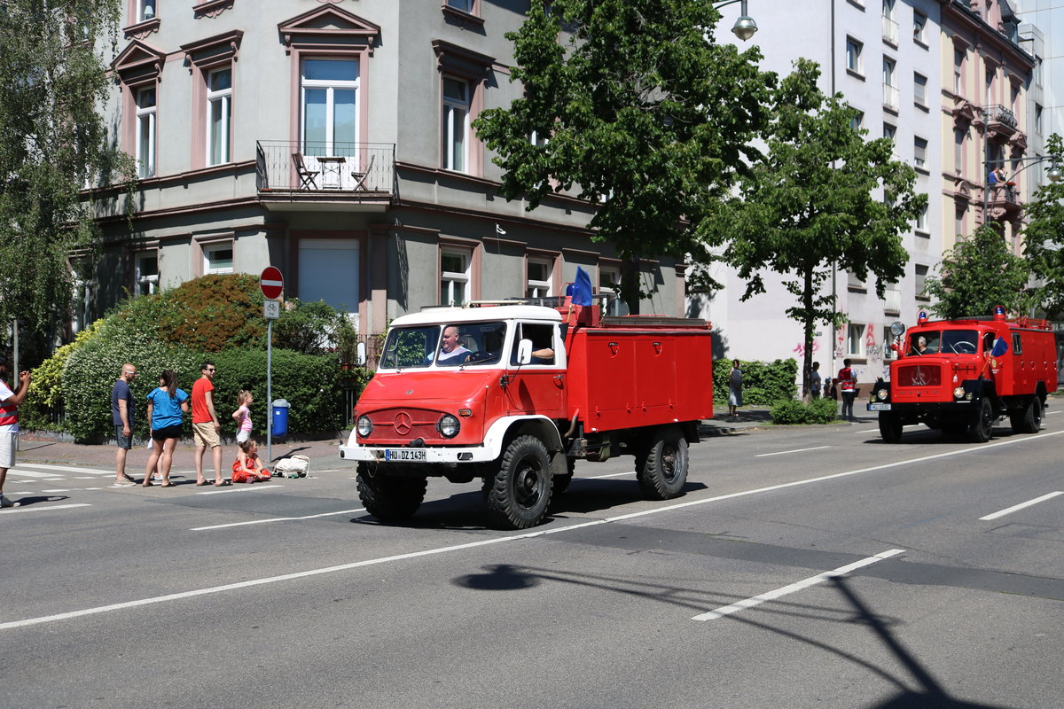 Mercedes Benz Unimog Tanklöschfahrzeug am 02.06.19 bei der großen Parade zum Jubiläum 150 Kreisfeuerwehrverband Frankfurt