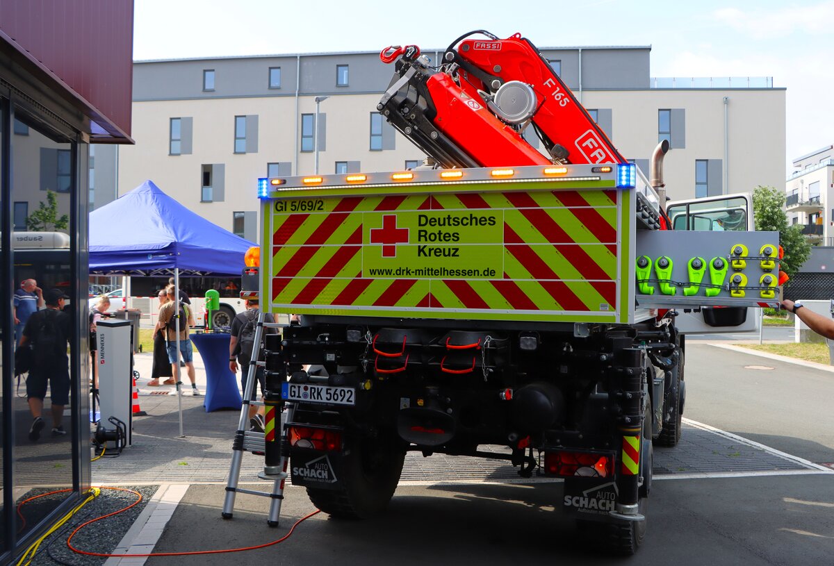 Mercedes Benz Unimog U5023 GW Kran (Rotkreuz Gie�en 5/69/2) DRK Kreisverband Marburg-Gie�en am 30.05.26 beim Tag der offenen T�r der Berufsfeuerwehr Gie�en