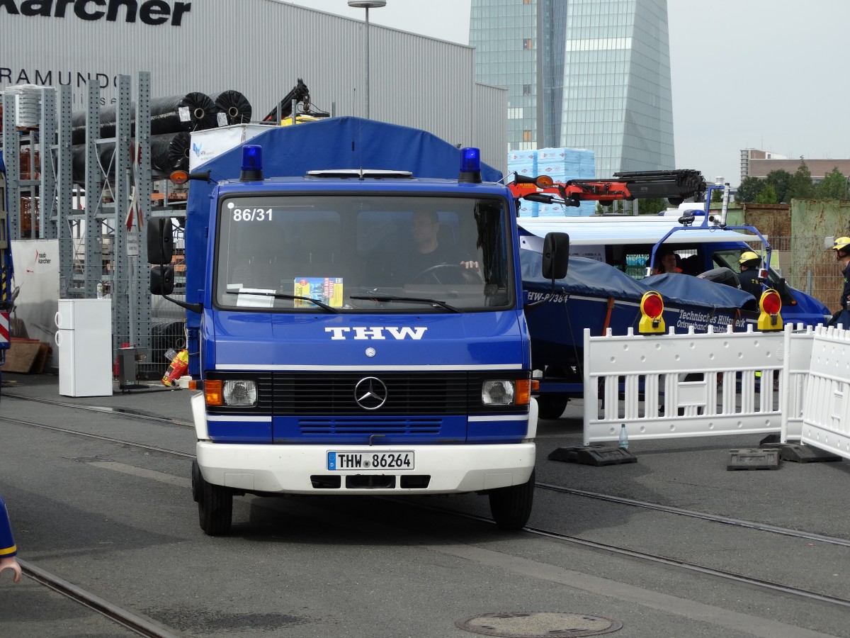 Mercedes Benz Vario des THW am 28.06.14 in Frankfurt beim Osthafen Festival 2014