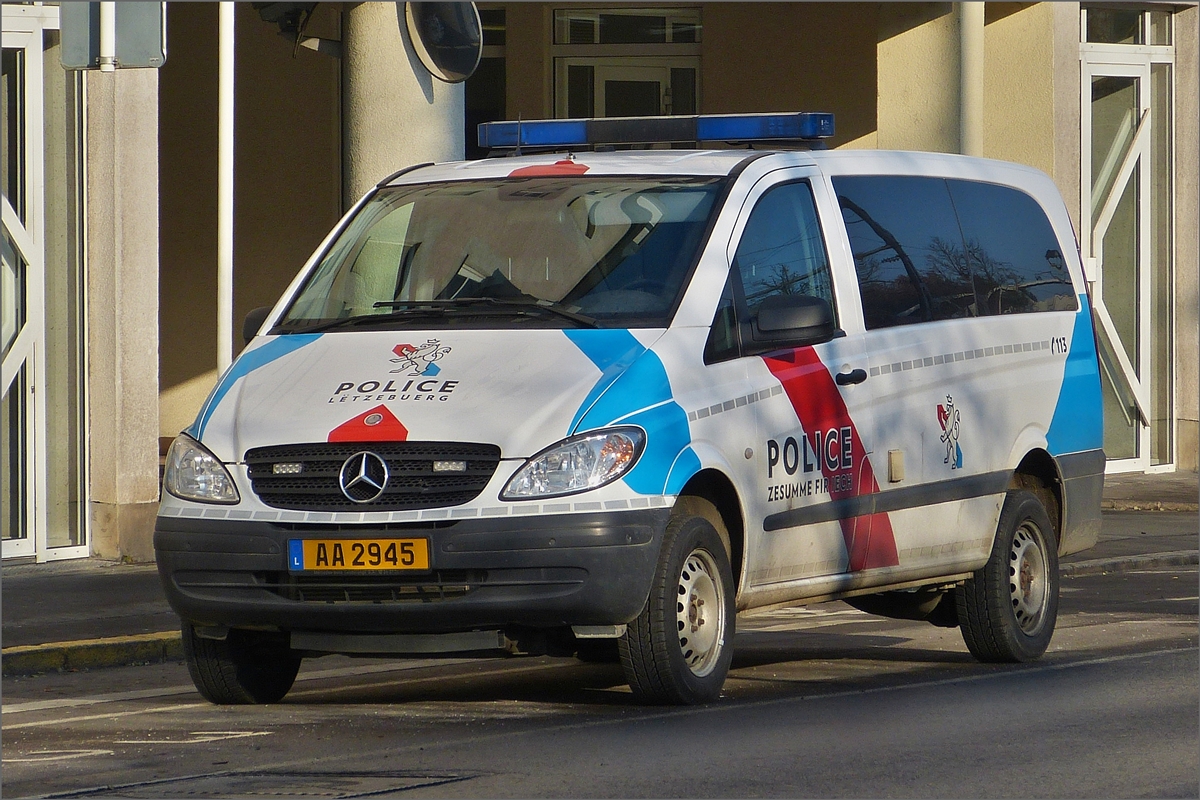 Mercedes Benz Vito Polizeifahrzeug gesehen in  Esch - Alzette. Dez 19