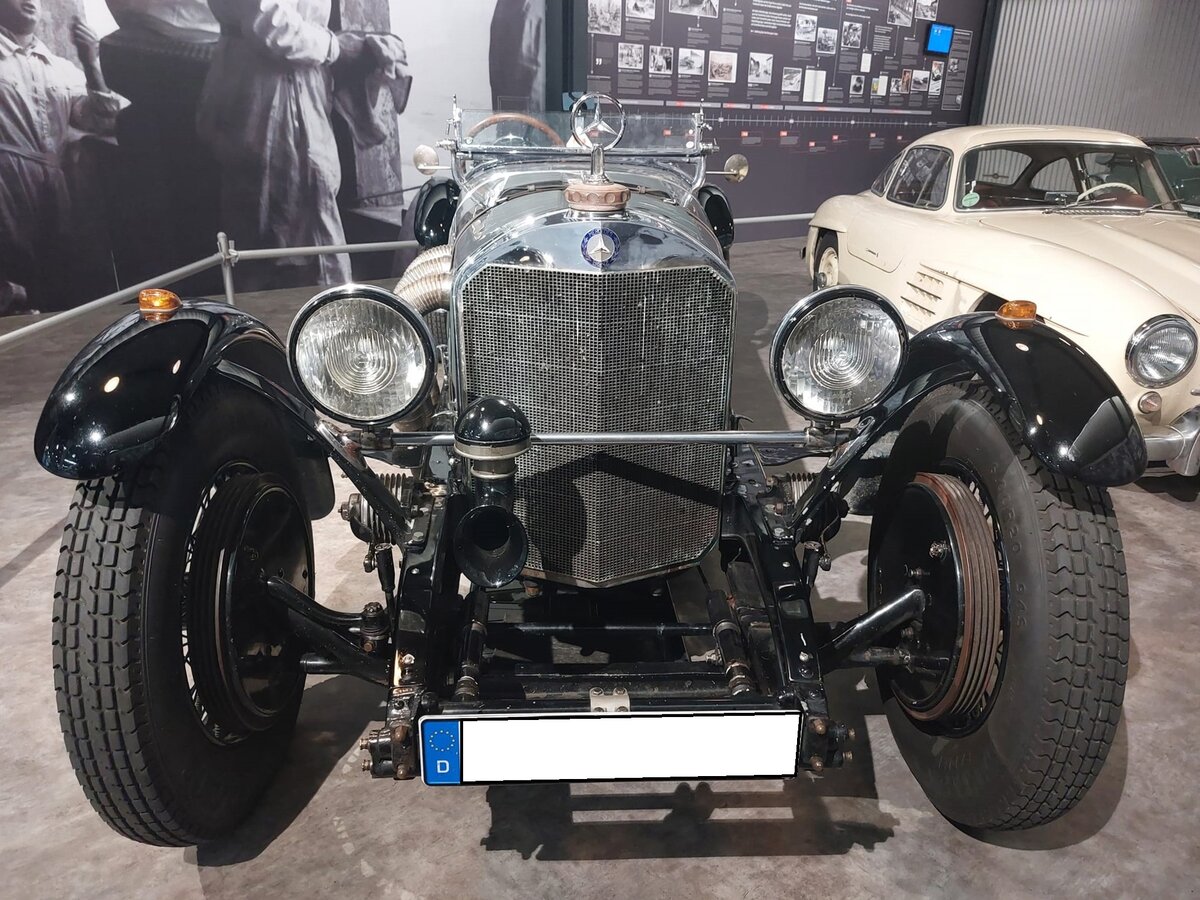 Mercedes Benz W06 SS. Das SS steht nicht für eine Nazi-Organisation, sondern für S uper     S port. Im offiziellen Verkaufsprospekt war das Modell als Typ SS 27/140/200 PS deklariert. Verkauft wurde dieser sportliche Tourenwagen als zwei- oder viersitziges Modell und zwar in den Jahren 1928 und 1929. Der Sechszylinderreihenmotor mit einem Hubraum von 7069 cm³ ist mit einem Roots-Kompressorgebläse gekoppelt. Im Normalbetrieb hat der Wagen eine Leistung von 140 PS. Wird der Kompressor zugeschaltet erhöht sich die Leistung auf 200 PS. Angeblich sollen Geschwindigkeiten bis zu 185 km/h drin gewesen sein. Der Tank hat übrigens ein Volumen von 120 Litern. Museum Sinsheim im Herbst 2018.