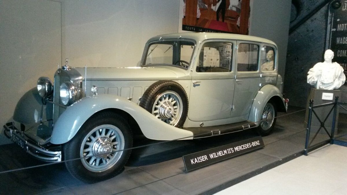 Mercedes Benz W08 500 Pullman Limousine aus dem Jahr 1934. Den abgelichteten W08 soll Kaiser Wilhelm II, in seinem niederländischen Exil genutzt haben. Angeblich hatte der Wagen eine leichte Panzerung und der Fahrgastraum war mittels einer Trennscheibe vom Fahrerbereich getrennt. Der 8-Zylinderreihenmotor hat einen Hubraum von 4918 cm³ und leistet 100 PS. Louwman Museum Den Haag am 01.04.2018.