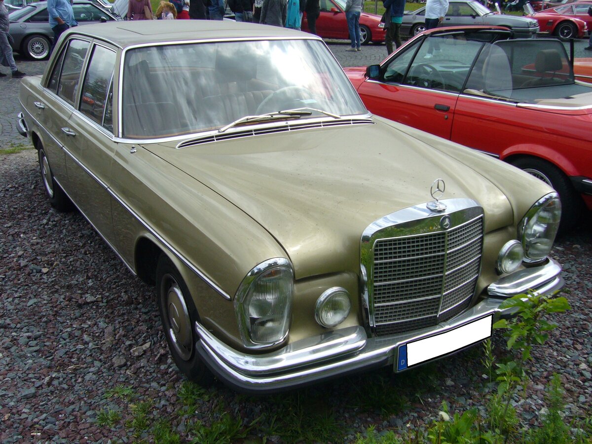Mercedes Benz W108 280S Automatic. Die Baureihe W108 wurde im Juli 1965 mit den 2.5l Motoren vorgestellt. Im Jahr 1967 wurde das Motorenprogramm um die Fahrzeuge mit 2.8l Hubraum erweitert. Der abgelichtete 280S wird durch einen Sechszylinderreihenmotor angetrieben, der aus 2778 cm³ Hubraum 140 PS leistet. Oldtimertreffen Flughafen Essen/Mülheim am 06.06.2022.