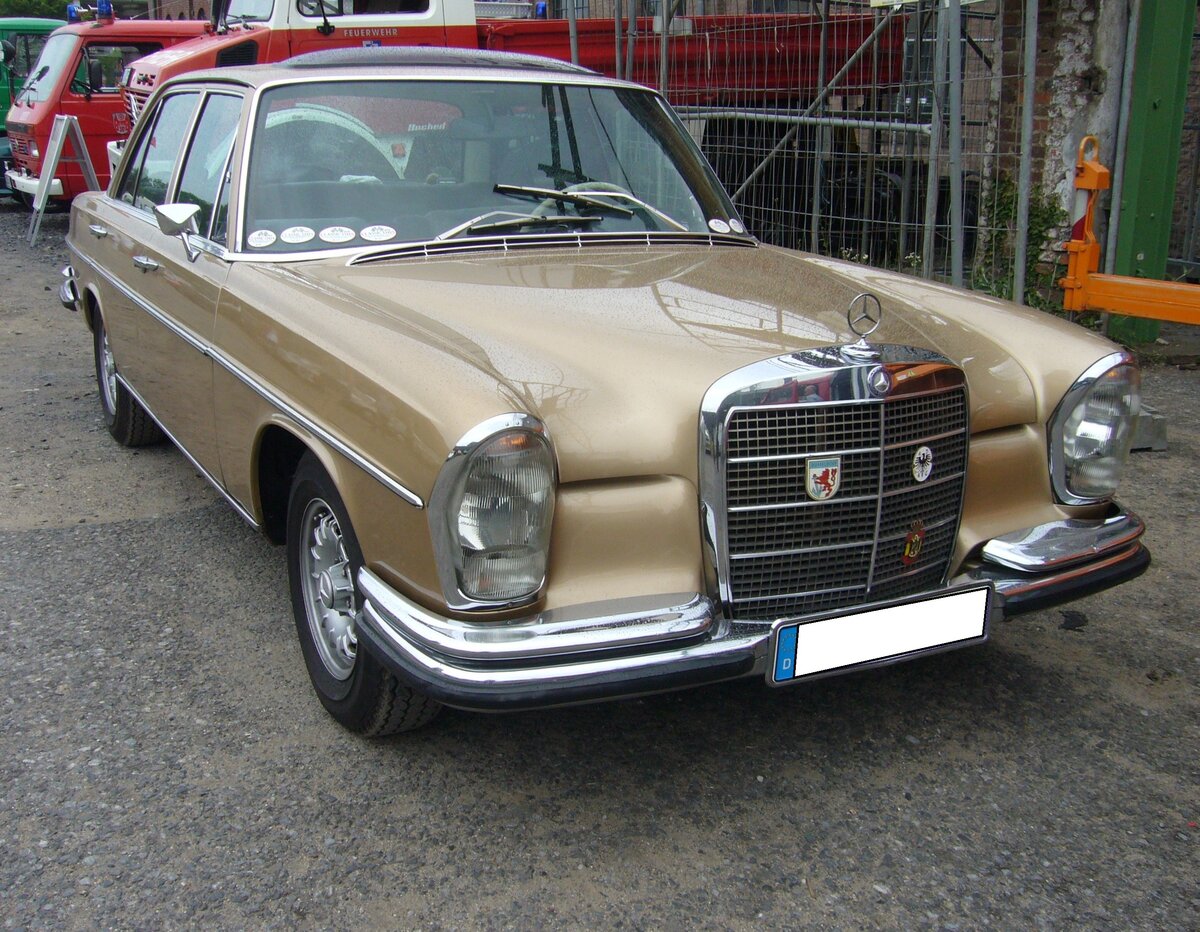 Mercedes Benz W108 II 250S Automatic aus dem Jahr 1967. Im August 1965 kam die völlig neu konzipierte Baureihe W108 auf den Markt. Der Wagen war als 250S (W108 II) oder 250SE (W108 III) lieferbar. Während der Produktionszeit von 1965 bis 1969 konnten die Untertürkheimer genau 74.677 Autos vom Typ W108 II absetzen. Bei seiner Vorstellung im August 1965 stand ein solches Auto mit einem Grundpreis von DM 15.300,00 in der Preisliste. Der Sechszylinderreihenmotor hat einen Hubraum von 2496 cm³ und leistet 130 PS. Oldtimertreffen an der  Alten Dreherei  in Mülheim an der Ruhr am 19.06.2022.