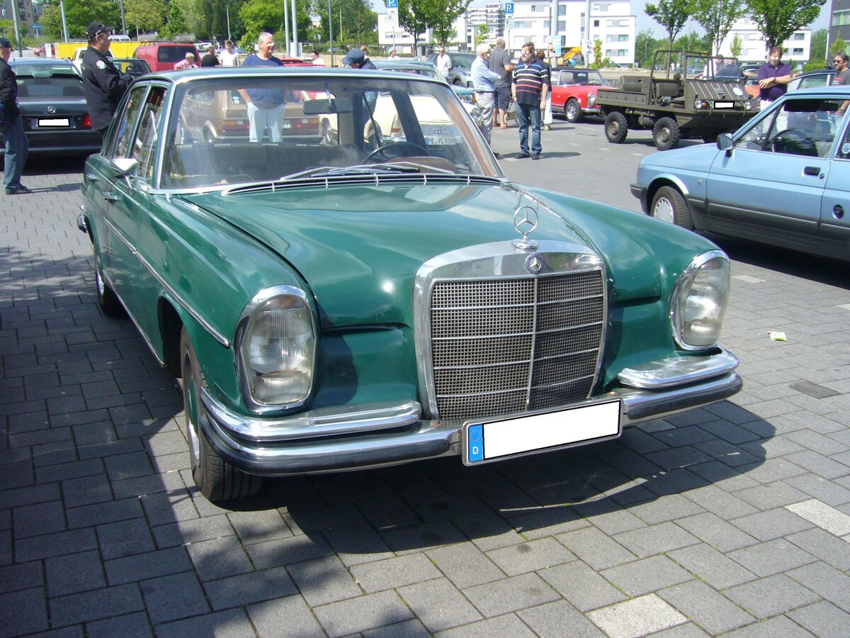 Mercedes Benz W108-III 250SE, wie er von August 1965 bis Januar 1968 vom Band lief. Im Vergleich zur zeitgleich vorgestellten W108-II 250S Baureihe war das Modell mit der Benzineinspritzung unverhältnismäßig teurer. Der Grundpreis eines solchen 250SE betrug bei seiner Markteinführung DM 16.850,00. Der Sechszylinderreihenmotor hat einen Hubraum von 2496 cm³ und leistet 150 PS. Die Höchstgeschwindigkeit gab man in Untertürkheim mit 193 km/h an. Oldtimertreffen in Heiligenhaus am 22.05.2022. 