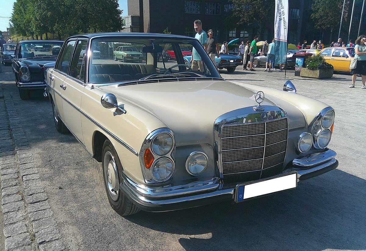 Mercedes Benz W108-III 250SE, wie er von August 1965 bis Januar 1968 vom Band lief. Im Vergleich zur zeitgleich vorgestellten W108-II 250S Baureihe war das Modell mit der Benzineinspritzung unverh�ltnism��ig teurer. Der Grundpreis eines solchen 250SE betrug bei seiner Markteinf�hrung DM 16.850,00. Der Sechszylinderreihenmotor hat einen Hubraum von 2496 cm� und leistet 150 PS. Die H�chstgeschwindigkeit gab man in Untert�rkheim mit 193 km/h an. Der gezeigte 250´er ist mit einem Automaticgetriebe ausger�stet und wurde im Juli 1967 erstmalig zugelassen. Oldtimertreffen Nordstern Klassik in Gelsenkirchen am 16.08.2026.