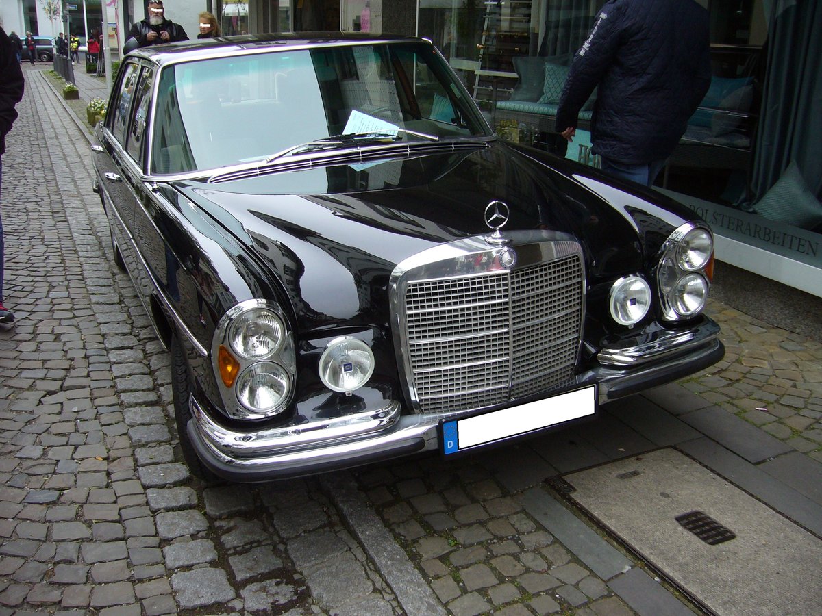 Mercedes Benz W109 300SEL 3.5. 1969 - 1972. Als Baureihe W108 250S wurde diese Karosserieform bereits 1965 vorgestellt. Im Laufe der Jahre kamen etliche Motorisierungsversion hinzu. Im September 1969 wurde der W109 das neue  Spitzenmodell  dieser Baureihe vorgestellt. Es wurde sogar die Luftfederung vom W100 (600´er) übernommen. Der Grundpreis eines solchen Wagens lag bei seiner Markteinführung bei DM 31.025,00. Der V8-motor hat einen Hubraum von 3499 cm³ und leistet 200 PS. Oldtimertreffen Essen-Kettwig am 01.05.2018.
