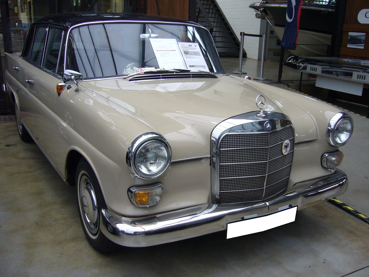 Mercedes Benz W110 190, gebaut von 1961 bis 1965. Die  kleine Heckflosse  erschien 1961 und war mit einem 1.897 cm³ Vierzylinderreihenbenzinmotor oder einem 1.988 cm³ Vierzylinderreihendieselmotor lieferbar. 1965 erhielt die W110 Baureihe ein Facelift, mit dem das Modell bis 1968 weiter gebaut wurde. Der abgelichtete W110 ist ein Re-Import aus Kalifornien und wurde 1965 produziert. Herbstfest an der Düsseldorfer Classic Remise am 06.10.2019.