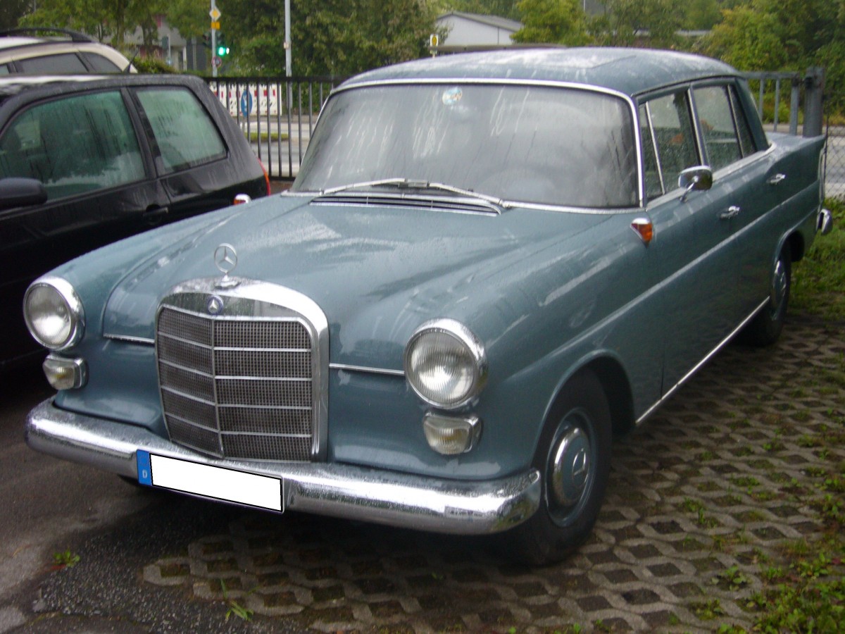 Mercedes Benz W110 190D. 1961 - 1965. Die Baureihe W110 bot die optimale Mischung aus Komfort, Geräumigkeit, Leistung und Wirtschaftlichkeit. Der hier abgelichtete Wagen ist mit einem 4-Zylindervorkammerdieselmotor ausgerüstet, der aus 1988 cm³ Hubraum 55 PS leistet. Mülheim an der Ruhr am 31.08.2014.