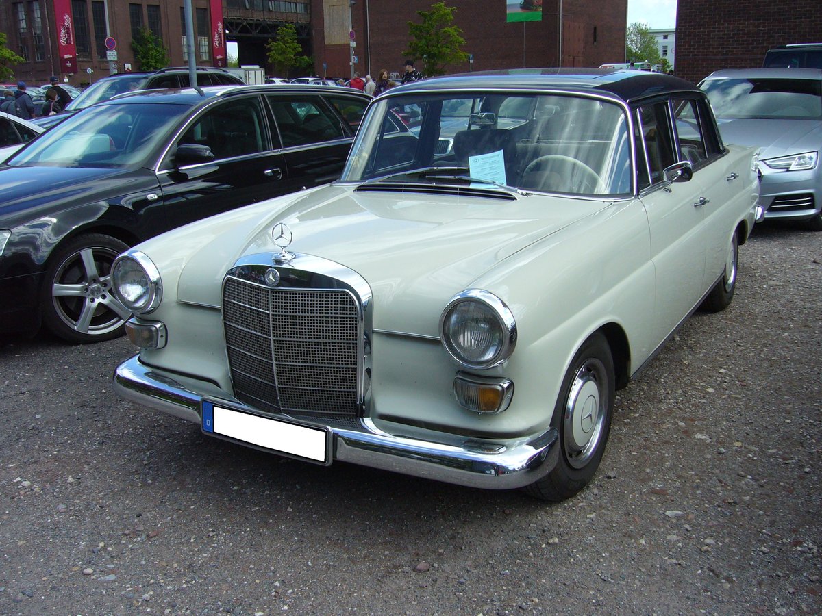 Mercedes Benz W110 200, gebaut von 1965 bis 1968. Der W110 wurde bereits 1961 mit einem 1.9l Motor vorgestellt. Im Juli 1965 wurde dann der 200´er eingeführt. Der Vierzylinderreihenmotor wurde auf einen Hubraum von 1988 cm³ aufgebohrt und leistet jetzt 95 PS. Youngtimertreffen Zeche Ewald in Herten am 12.05.2019.
