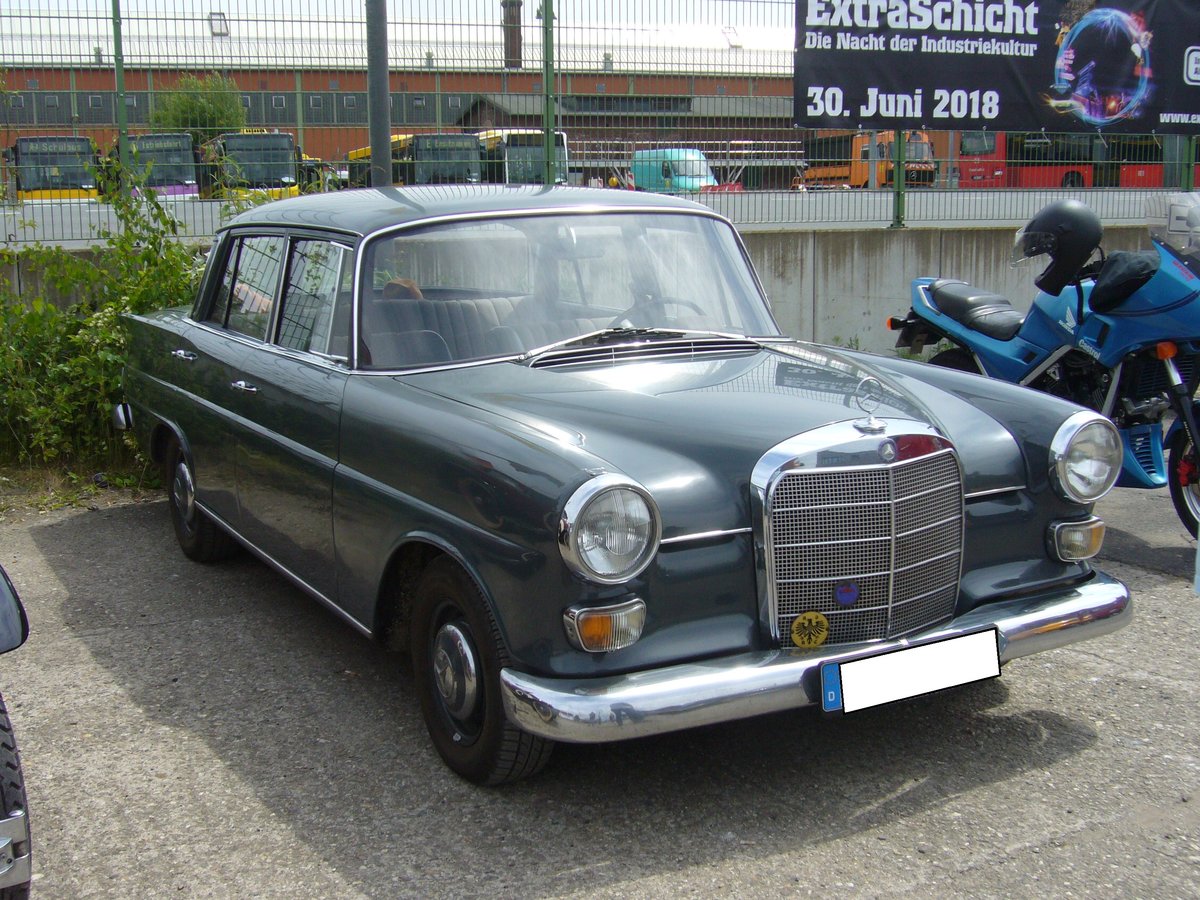 Mercedes Benz W110 200D. 1965 - 1968. Oldtimertreffen an der  Alten Dreherei  am 16.06.2018 in Mülheim an der Ruhr.