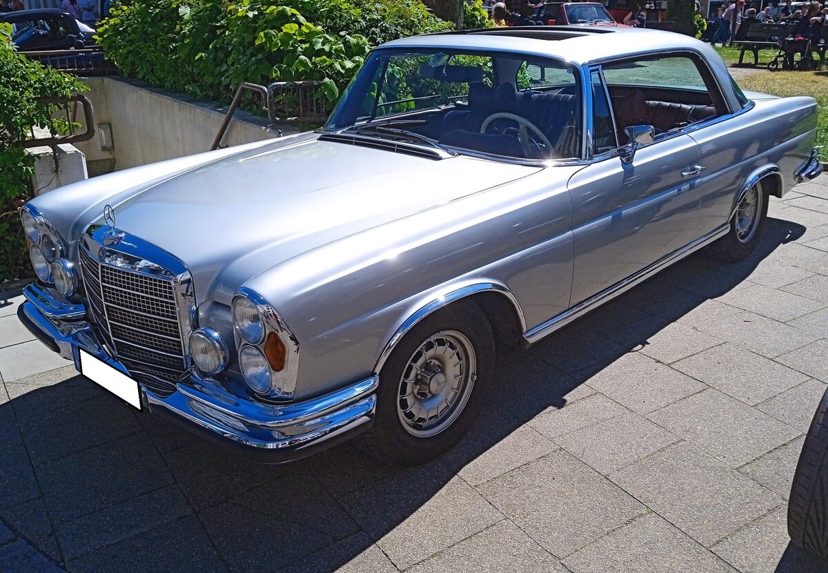 Mercedes Benz W111 280SE 3.5 Coupe. Im Jahr 1967 brachte Mercedes-Benz einen neuen 2,8-l-Motor heraus. Demzufolge hie� das W111 Coupe nun 280 SE Coup�. Ein weiteres, auch �u�erlich erkennbares Facelift, gab es bei den W111 Modellen ab dem Jahr 1969 mit der Einf�hrung eines V8-Motors mit einem Hubraum von 3499 cm� und einer Leistung von 200 PS. Die Frontpartie erhielt mit diesem Modell eine flachere Motorhaube und einen niedrigeren K�hlergrill. Die Modelle hie�en ab diesem Zeitpunkt in der Szene  Flachk�hler“. Die H�chstgeschwindigkeit gab man bei Mercedes Benz mit 210 km/h an. Dann wurden aber auch bis zu 18,5 Liter Superbenzin mittels der elektronisch gesteuerten Bosch-Einspritzpumpe in die Brennr�ume eingespritzt. Oldtimer Fr�hling des AMC Kettwig am 01.05.2026 in Essen Kettwig.