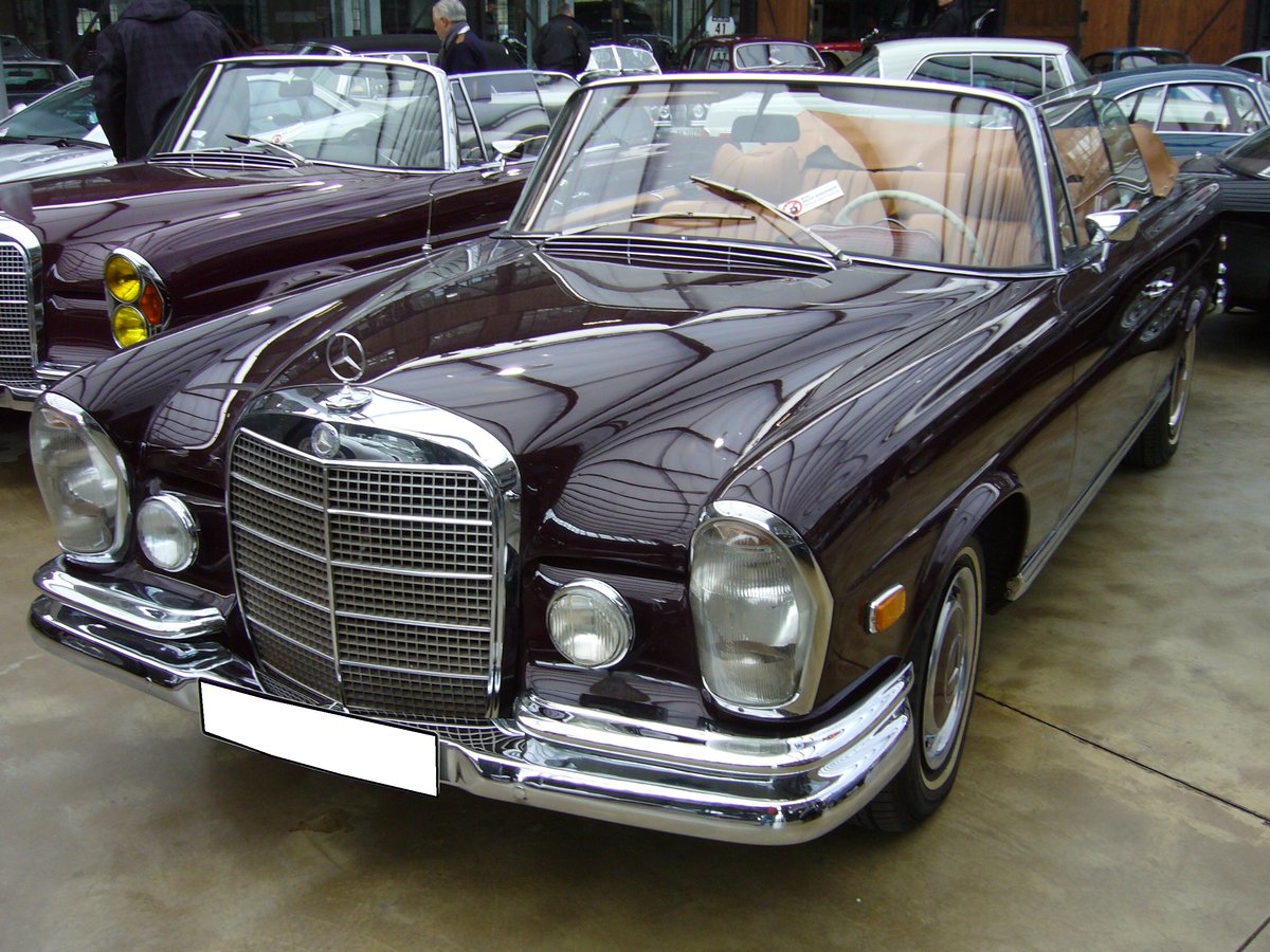 Mercedes Benz W111 E28 Cabriolet. 1967 - 1971. Von diesem schicken Cabriolet wurden während der fünfjährigen Bauzeit 1390 Einheiten produziert. Der 6-Zylinderreihenmotor leistet 160 PS aus 2778 cm³ Hubraum. Classic Remise Düsseldorf am 20.03.2016.