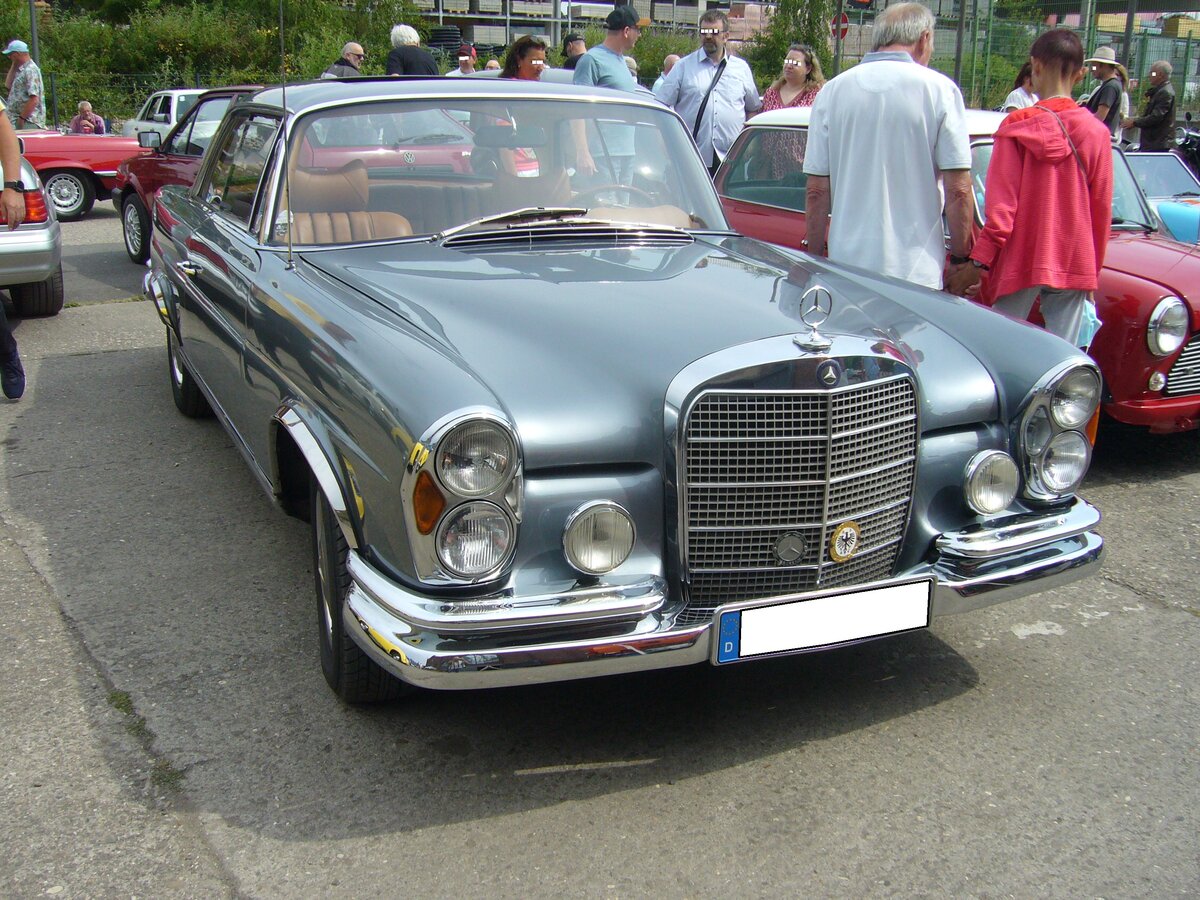 Mercedes Benz W111 E28 Coupe, wie es von 1967 bis 1971 gebaut wurde. Das in 3.797 Einheiten produzierte Coupe hat einen Sechszylinderreihenmotor und leistet 160 PS aus einem Hubraum von 2778 cm³. Oldtimertreffen an der  Alten Dreherei  in Mülheim an der Ruhr am 19.06.2022.