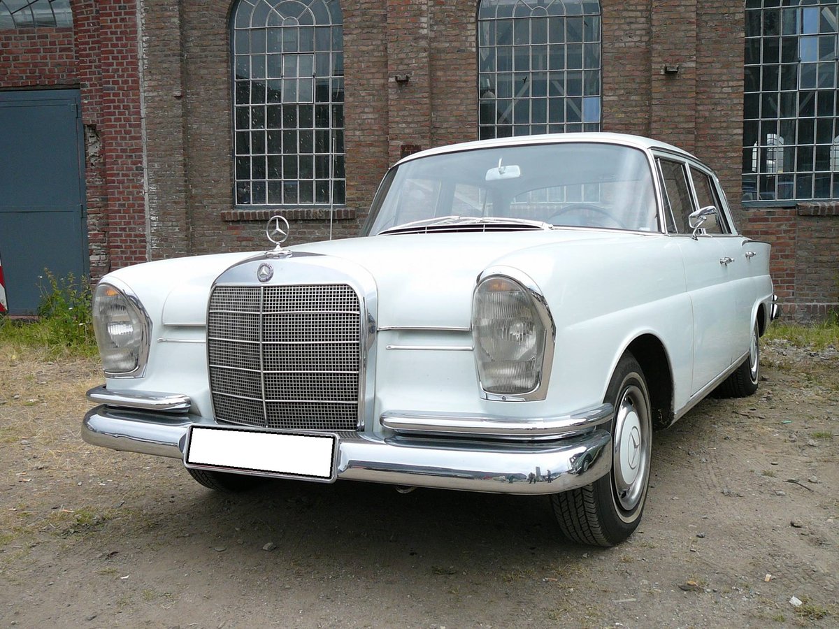Mercedes Benz W111/2 220Sb, gebaut von 1959 bis 1965. Für dieses Fahrzeug der automobilen Oberklasse, musste man bei Modelleinführung mindestens DM 13.250,00 auf die Theke des Mercedes Benz Vertragspartners legen. Der Sechszylinderreihenmotor leistet aus einem Hubraum von 2195 cm³ 95 PS. Oldtimertreffen an der  Alten Dreherei  in Mülheim an der Ruhr im Juni 2015.