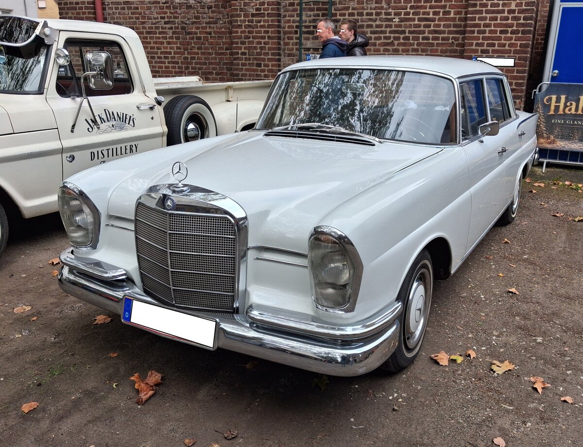 Mercedes Benz W111/2 220Sb, produziert von 1959 bis 1965. Der 220S in der neuen, sehr eleganten, Heckflossenkarosserie fand bei der Kundschaft enormen Anklang. Der Sechsylinderreihenmotor hat einen Hubraum von 2195 cm� und leistet 95 PS. Die H�chstgeschwindigkeit liegt bei 165 km/h und der Verbrauch bei 14 Litern Superbenzin auf 100 Kilometer. In den ersten beiden Modelljahren stand ein solche W111/2 mit einem Basispreis von DM 13.250,00 in den Preislisten der H�ndler. Oldtimertreffen Theater an der Niebu(h)rg in Oberhausen /Rhld. am 18.10.2026.