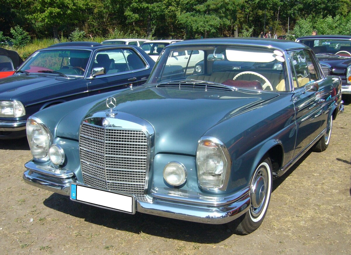 Mercedes Benz W111/3 220 SE b Coupe, produziert in den Jahren von 1961 bis 1965. Ein solches Coupe kostete bei seiner Vorstellung im Jahr 1961 mindestens DM 25.500,00. Der Sechszylinderreihenmotor hat einen Hubraum von 2.195 cm³ und leistet 120 PS.               8. Oldtimertreffen des AMC Duisburg am 04.09.2022.