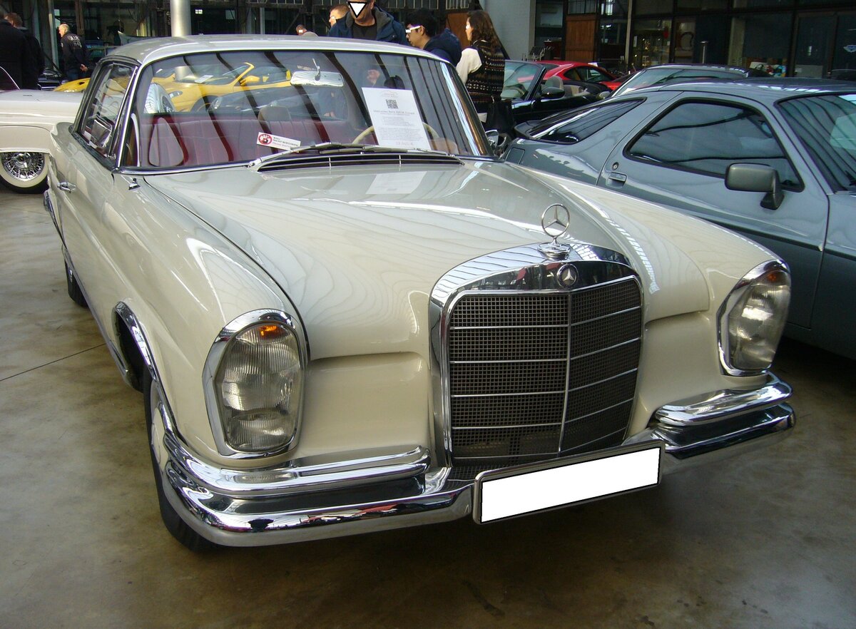 Mercedes Benz W111/3 220 SEb Coupe, produziert in den Jahren von 1961 bis 1965. Ein solches Coupe kostete bei seiner Markteinführung im Jahr 1961 mindestens DM 25.500,00. Der Sechszylinderreihenmotor hat einen Hubraum von 2.195 cm³ und leistet 120 PS. Das gezeigte Coupe wurde 1965, also dem letzten Modelljahr dieser Baureihe, produziert. Zusätzlich ist das Auto mit einem Automaticgetriebe ausgerüstet. Classic Remise Düsseldorf am 30.12.2022.