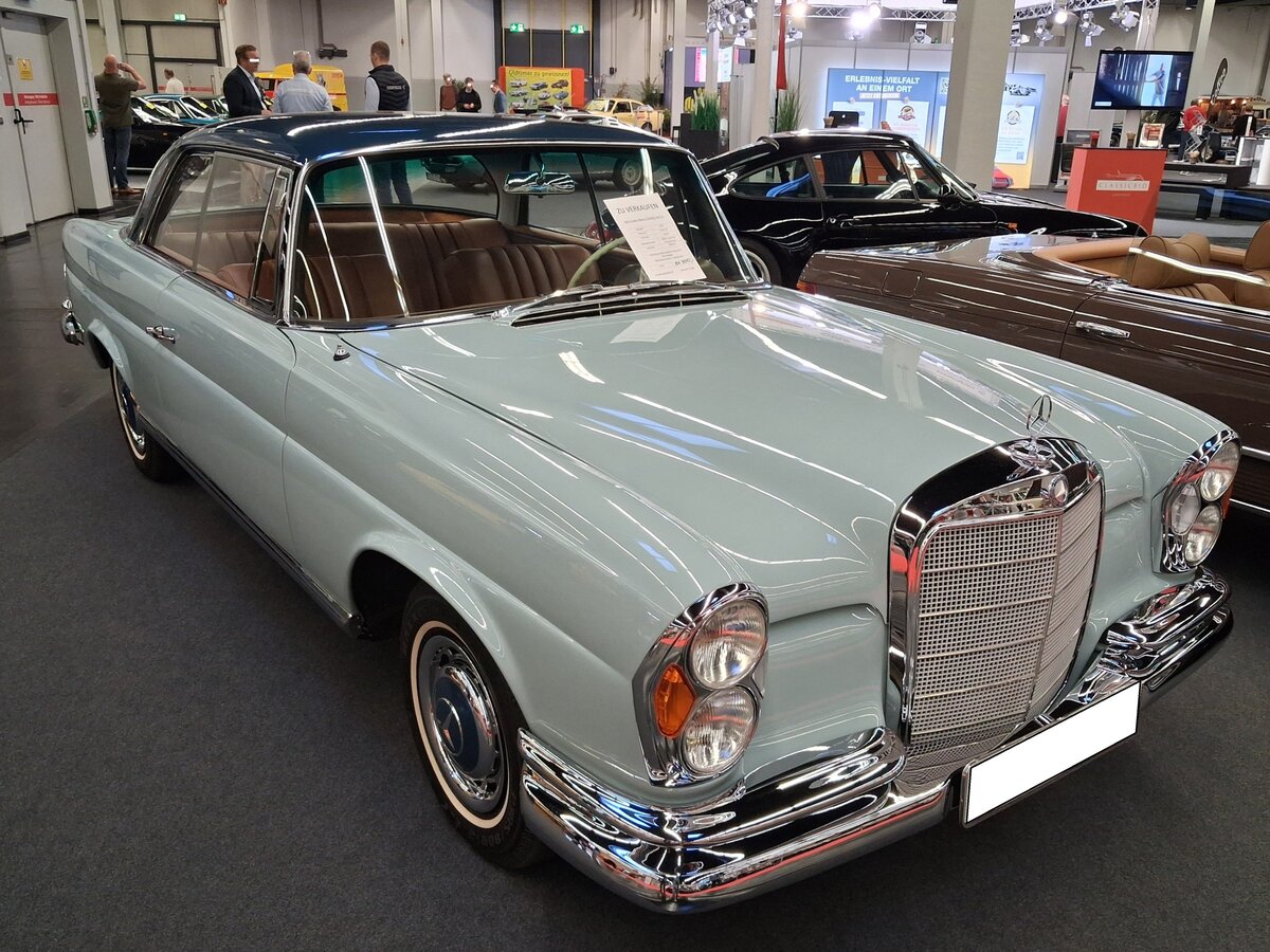 Mercedes Benz W111/3 220 SEb Coupe, produziert in den Jahren von 1961 bis 1965. Ein solches Coupe kostete bei seiner Markteinf�hrung im Jahr 1961 mindestens DM 25.500,00. Der Sechszylinderreihenmotor hat einen Hubraum von 2.195 cm� und leistet 120 PS. Das gezeigte Coupe wurde im letzten Modelljahr = 1965 produziert. Techno Classica Salon in Dortmund am 25.09.2026.