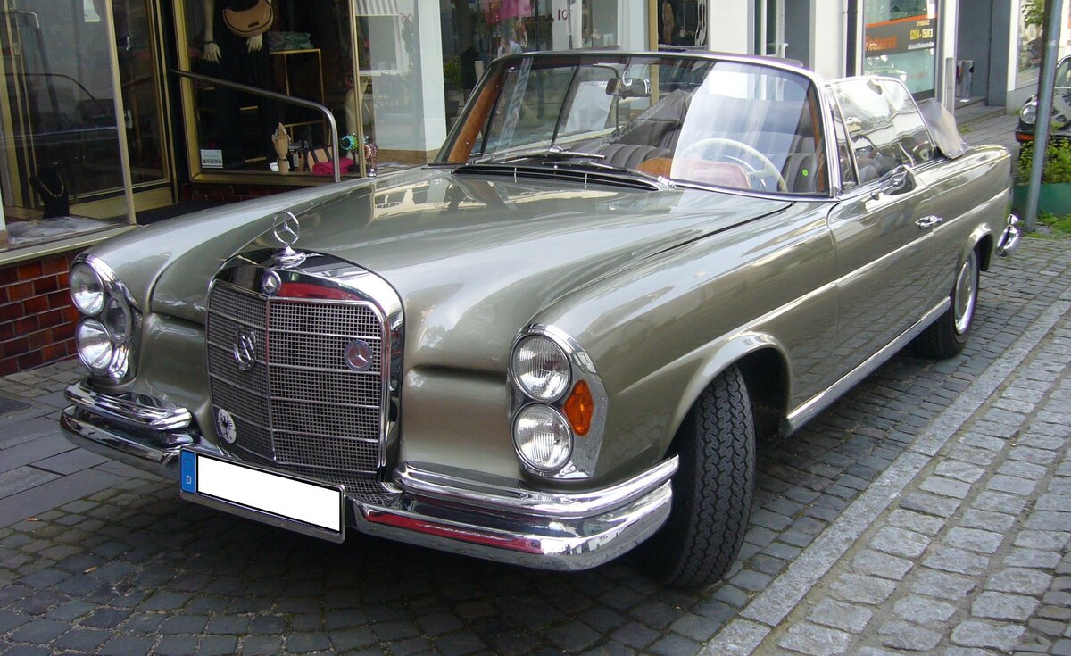 Mercedes Benz W111/3 220SEb Cabriolet aus dem Jahr 1964. Hier konnte ich einen von 2729 zwischen 1961 und 1965 gebauten Mercedes Benz W111/3 220SEb Cabriolet ablichten. Der Wagen ist im Farbton DB178 mittelgrau lackiert und wurde erstmalig am 09.11.1964 zugelassen. Laut Auskunft des Eigentümers hat der Wagen damals DM 25.200,00 gekostet. Der Sechszylinderreihenmotor hat einen Hubraum von 2180 cm³ und leistet 120 PS. Diese Motorleistung kann den rund 1500 Kilogramm wiegenden Wagen auf eine Spitzengeschwindigkeit von 170 km/h beschleunigen. 16. Oldtimertreffen des ACK am 01.05.2024 in Essen-Kettwig.