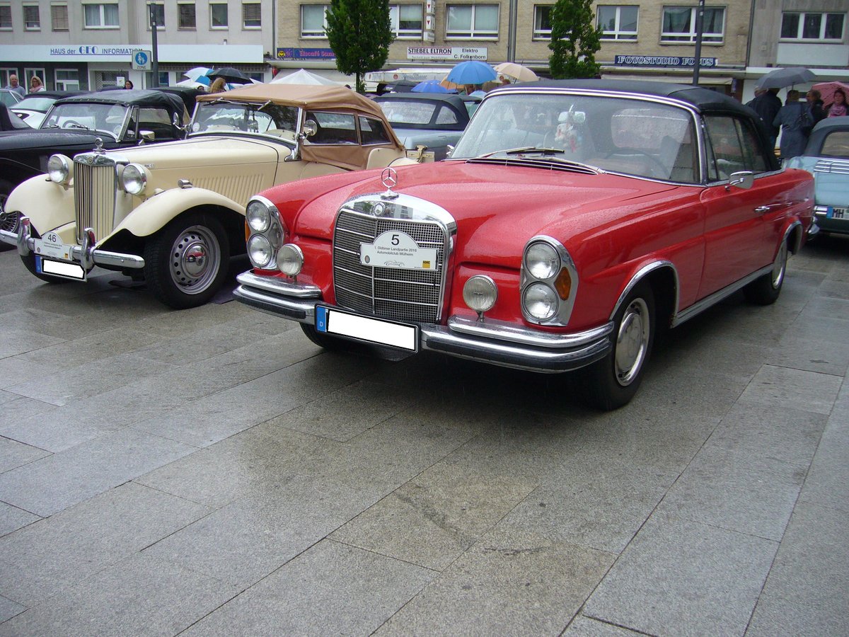 Mercedes Benz W111/3 Cabriolet. 1961 - 1965. Hier wurde ein aus den USA reimportierter W111/3 Cabriolet abgelichtet. Der 6-Zylinderreihenmotor leistet 120 PS aus 2195 cm³ Hubraum. Mülheim an der Ruhr am 22.05.2016.