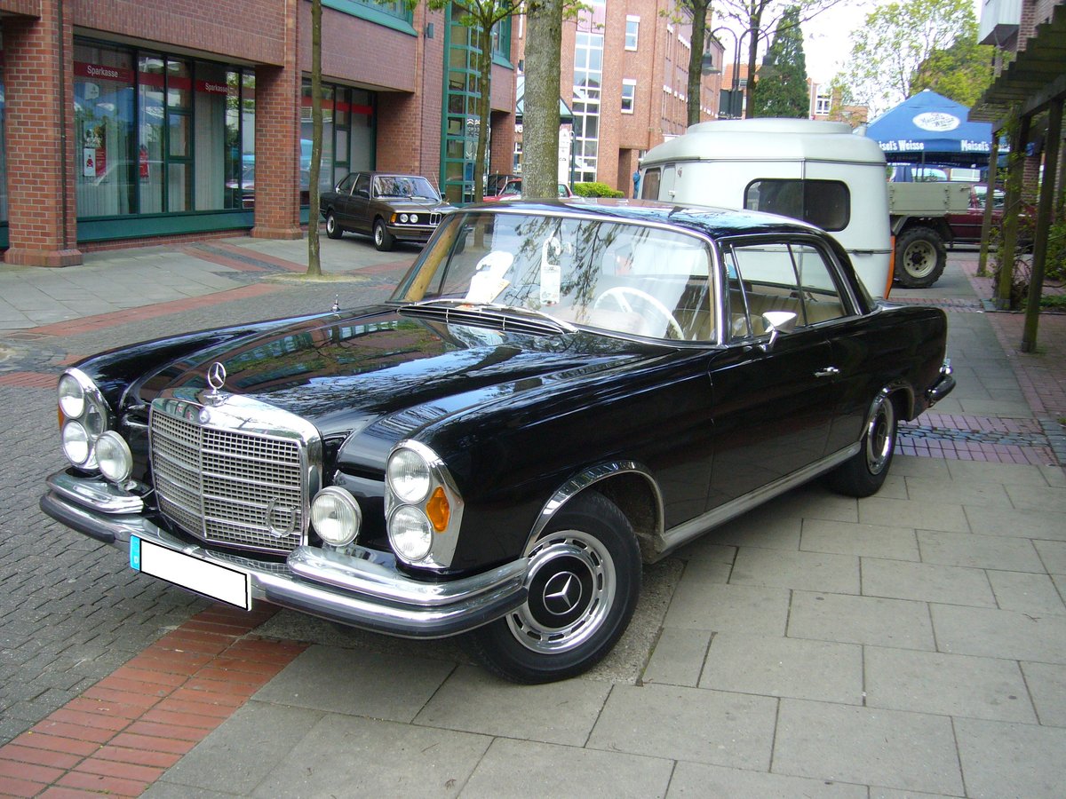 Mercedes Benz W111/3 Coupe. 1959 - 1965. Der 6-Zylinderreihenmotor leistet 120 PS aus 
2195 cm³ Hubraum. Ibbenbüren brummt, am 23.04.2017.