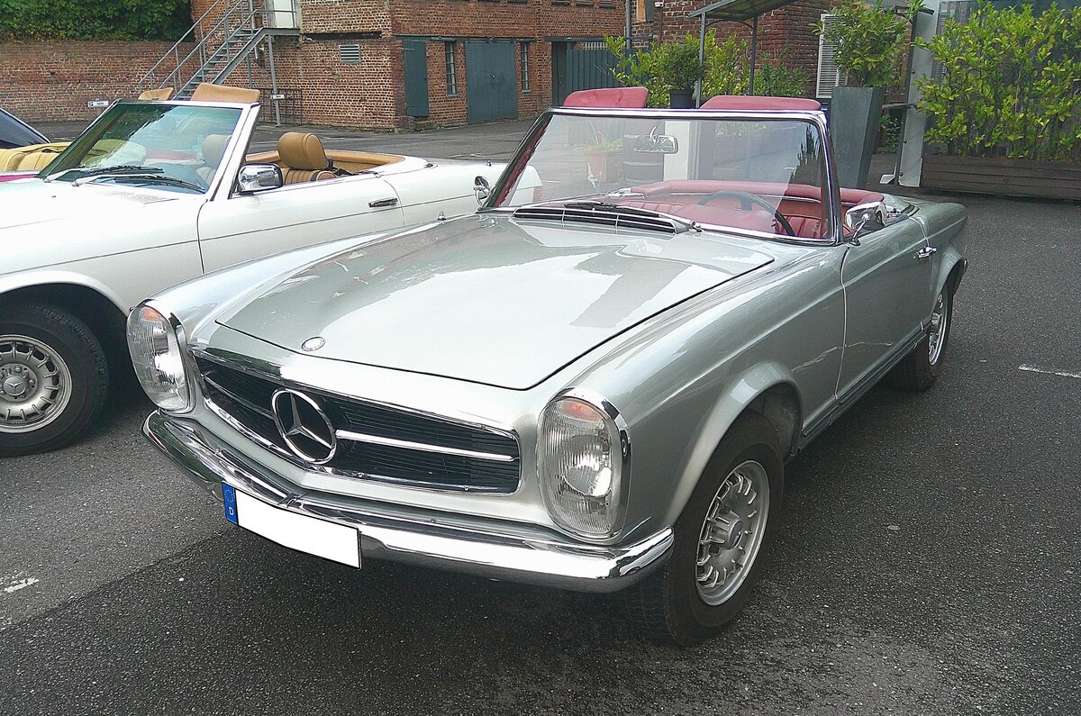 Mercedes Benz W113 230SL, gebaut von 1963 bis 1971. Die, als  Pagoden-Mercedes  bekannte, Baureihe kam im Jahr 1963 auf den Markt. Der 230SL war in dieser Baureihe das Modell mit der schw�chsten Motorisierung und stand von 1963 bis 1967 im Verkaufsprospekt der Untert�rkheimer. Der Sechszylinderreihenmotor hat einen Hubraum von 2291 cm� und leistet 150 PS. Der gezeigte 230SL wurde 1965 erstmalig zugelassen. 13. Saarner Oldtimer-Cup am 30.08.2026 in M�lheim an der Ruhr/Saarn.