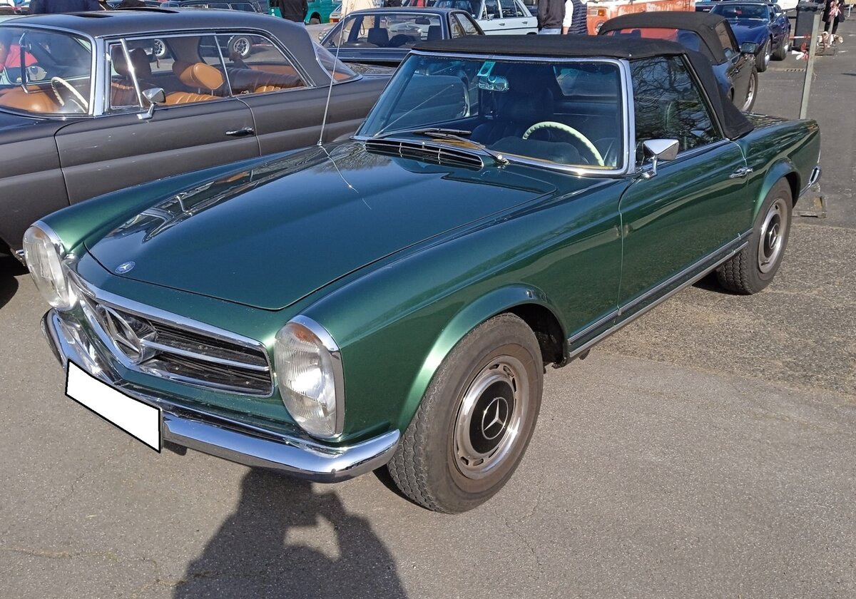 Mercedes Benz W113 280SL Produziert wurde der Typ W113 E28 in den Jahren von 1968 bis 1971. Als 230SL war das Modell bereits im Jahr 1963 erschienen. Der 280 SL war das stärkste Modell der sogenannten  Pagoden-Baureihe . In der Version 280SL verkaufte sich das Modell genau 23.885 mal. Der Sechszylinderreihenmotor leistet 170 PS aus einem Hubraum von 2778 cm³. Die Höchstgeschwindigkeit wurde damals mit 200 km/h angegeben. Oldtimertreffen an Mo´s Bikertreff in Krefeld am 08.03.2026.