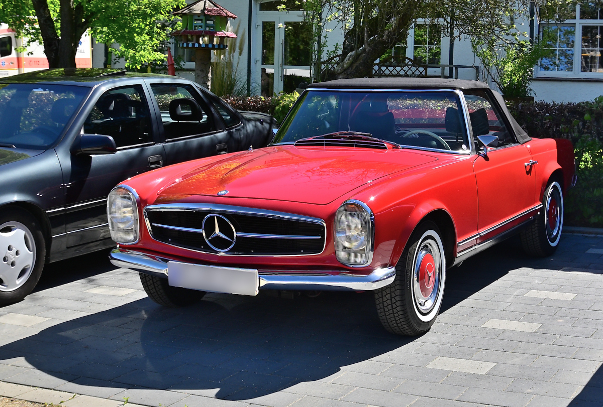Mercedes-Benz W113, am 1.5.2026 auf dem Show / Parkplatz des Fr�hlingserwachen der Oldtimerfreunde Grenzland, Loherhof Geilenkirchen
