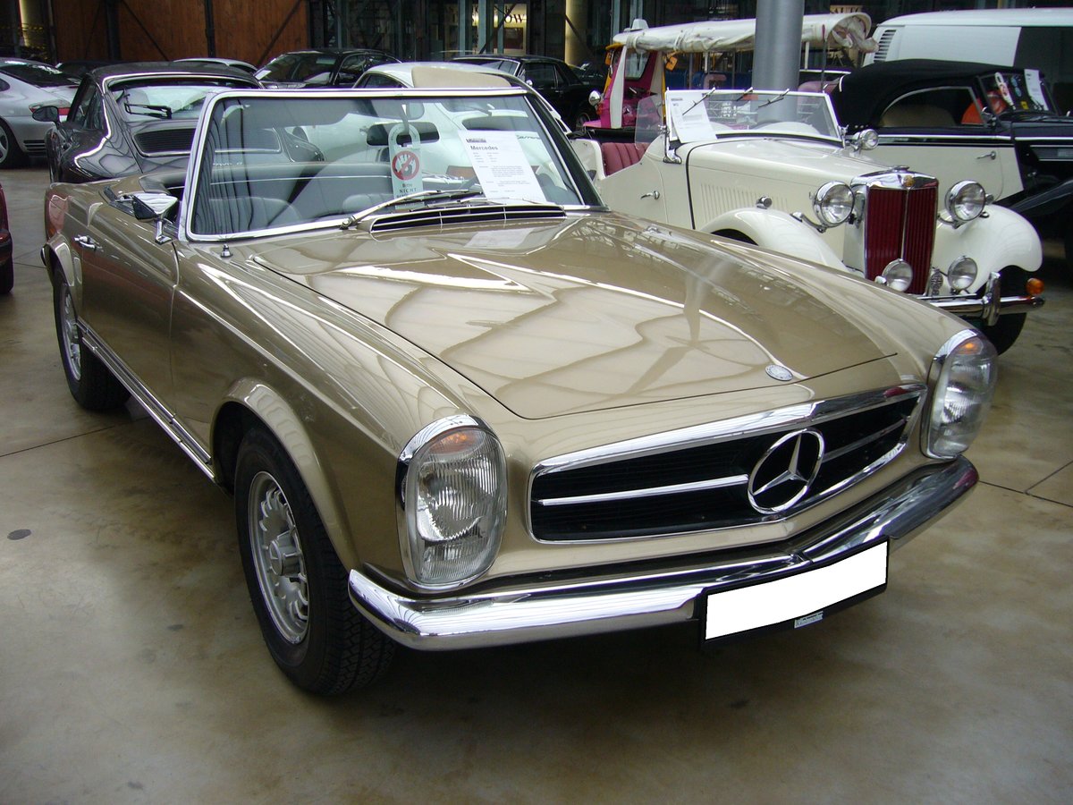 Mercedes Benz W113 E28. 1968 - 1971. Der 280SL war das Spitzenmodell des sogenannten 
 Pagodenbaureihe . Der 6-Zylinderreihenmotor mit 2778 cm³ Hubraum leistet 170 PS. Classic Remise Düsseldorf am 09.08.2016.