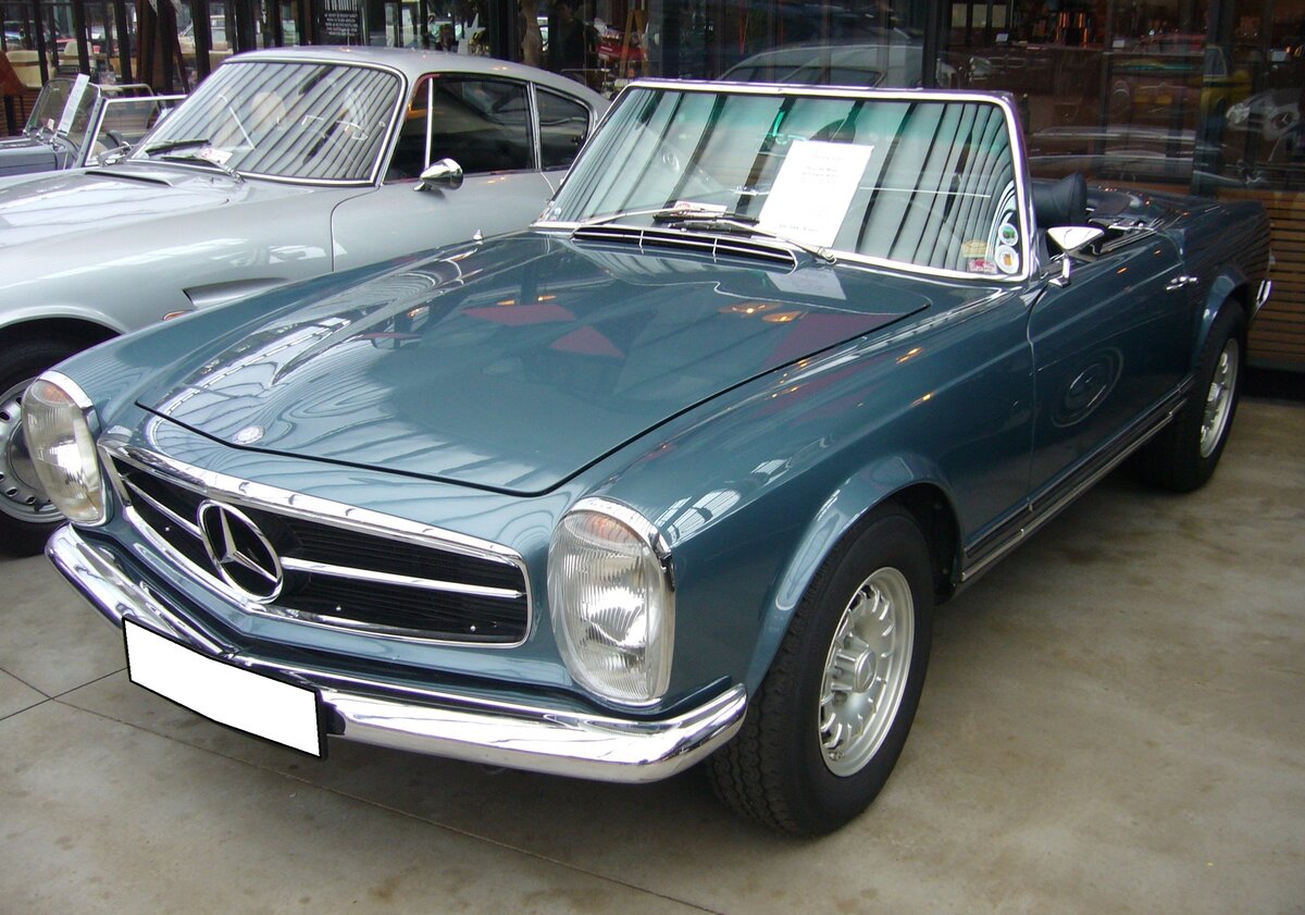 Mercedes Benz W113 (E28) 280SL aus dem Jahr 1971 im Farbton DB396 blaumetallic. Produziert wurde der Typ in den Jahren von 1968 bis 1971. Als Typ 230SL war der Zweisitzer bereits im Jahr 1963 erschienen. Der 280 SL war das stärkste Modell der sogenannten  Pagoden-Baureihe . Als 280SL verkaufte sich das Modell genau 23.885 mal. Der Sechszylinderreihenmotor leistet 170 PS aus einem Hubraum von 2778 cm³. Die Höchstgeschwindigkeit wurde damals mit 200 km/h angegeben. Der gezeigte 280SL ist mit einem Automaticgetriebe ausgerüstet. Classic Remise Düsseldorf am 26.02.2024.