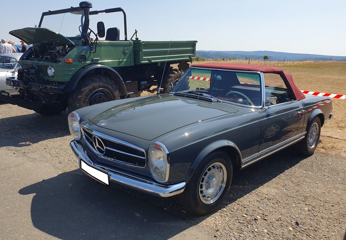 Mercedes Benz W113 (E28) 280SL. Produziert wurde der Typ in den Jahren von 1968 bis 1971. Als Typ 230SL war der Zweisitzer bereits im Jahr 1963 erschienen. Der 280 SL war das st�rkste Modell der sogenannten  Pagoden-Baureihe . Als 280SL verkaufte sich das Modell genau 23.885 mal. Der Sechszylinderreihenmotor leistet 170 PS aus einem Hubraum von 2778 cm�. Die H�chstgeschwindigkeit wurde damals mit 200 km/h angegeben. Oldtimertreffen am Landmuseum Lorch-Ransel am 02.08.2026. 