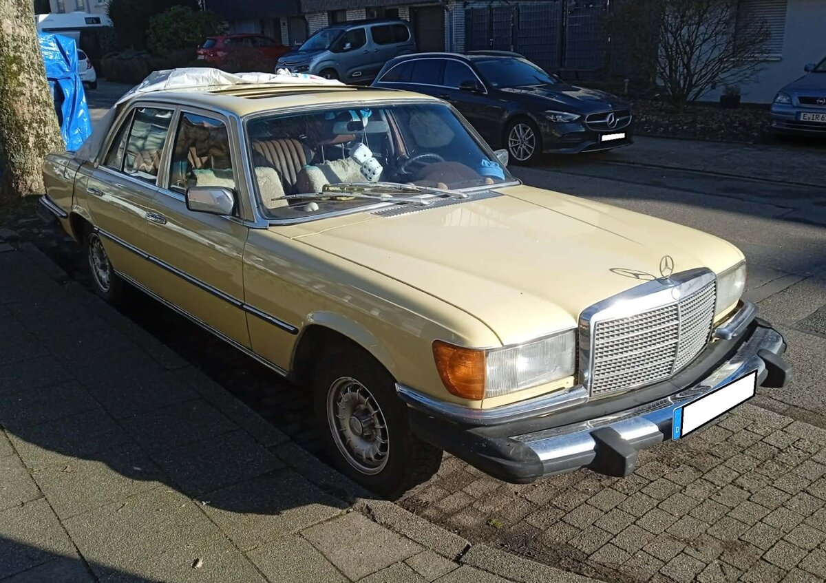 Mercedes Benz W116 300SD. Dieselnageln mit dem dieseltypischen Geräusch? Das beherrscht der Mercedes-Benz 300 SD der Baureihe 116 ganz hervorragend. Dieses W116 Modell wurde nur von 1977 bis 1980 gebaut. Der Selbstzünder 300SD galt damals als sparsam, luxuriös und komfortabel. Allerdings wurde dieses S-Klasse-Modell nur für den US-amerikanischen und kanadischen Markt produziert. Was man beim gezeigten Auto auch sehr gut an den  fetten  Stoßfängern erkennen kann. Der mittels eines Garrett-Turboladers aufgeladene Fünfzylinderreihendieselmotor hat einen Hubraum von 3005 cm³ und leistet rund 115 PS. Dank der 115 PS konnte die Limousine eine maximale Geschwindigkeit von 165 km/h erreichen und wurde mit einem Durchschnittsverbrauch von 14,1 Litern Diesel auf 100 Kilometer angegeben. Essen am 08.02.2026.
