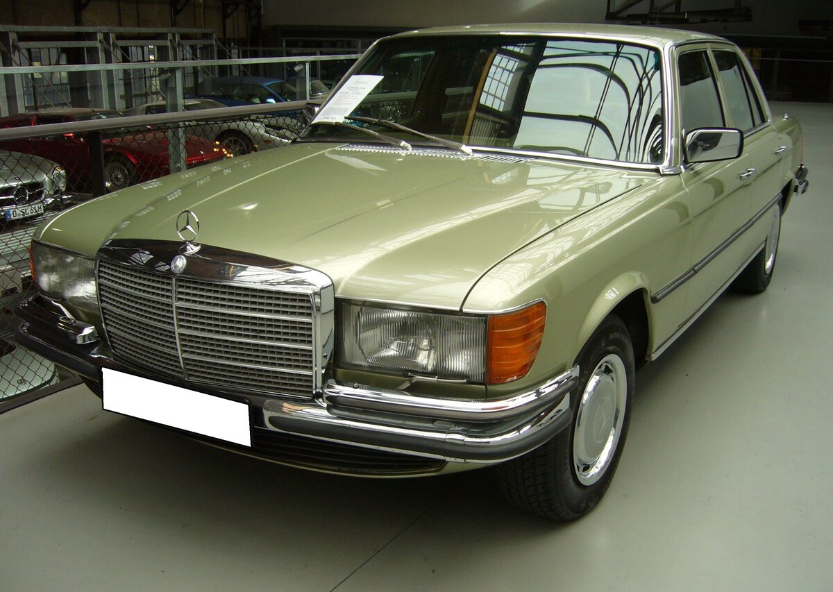 Mercedes Benz W116 E35 350SE, gebaut in den Jahren von 1972 bis 1980. Während des neunjährigen Produktionszeitraumes entstanden über 473.000 Fahrzeuge der Baureihe W116. Zum damaligen Zeitpunkt war die Baureihe W116 das Maß aller Dinge in der automobilen Oberklasse. Die gezeigte S-Klasse wurde erstmalig im Januar 1978 zugelassen. Der 350´er wird von einem V8-Motor, der aus einem Hubraum von 3499 cm³ 200 PS leistet, angetrieben. Classic Remise Düsseldorf am 15.10.2022.