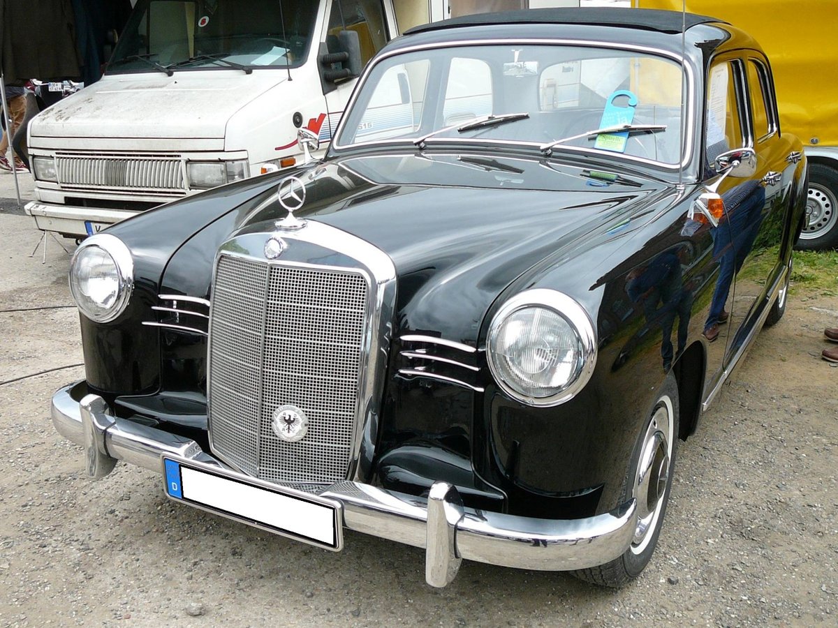Mercedes Benz W120 180, gebaut von 1953 bis 1957. Ein solcher 180 stand bei seiner Vorstellung im Juli 1953 mit DM 9950,00 in den Preislisten der Händler. Dafür bekam der Käufer ein solides, modernes Fahrzeug mit einem Vierzylinderreihenmotor. Dieser Motor leistet aus einem Hubraum von 1767 cm³ 52 PS. Oldtimertreffen an der  Alten Dreherei  in Mülheim an der Ruhr im Juni 2015.
