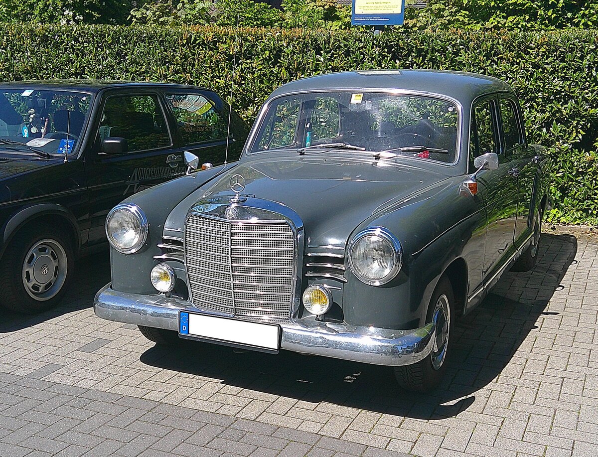 Mercedes Benz W120 180b, gebaut von 1953 bis 1957. Ein solcher 180´er stand bei seiner Vorstellung im Juli 1953 mit einem Kaufpreis von mindestens DM 9950,00 in den Preislisten der H�ndler. Daf�r bekam der K�ufer ein solides, modernes Fahrzeug mit einem Vierzylinderreihenmotor. Dieser Motor leistet aus einem Hubraum von 1767 cm� 52 PS. Oldtimer Fr�hling des AMC Kettwig am 01.05.2026 in Essen Kettwig.
