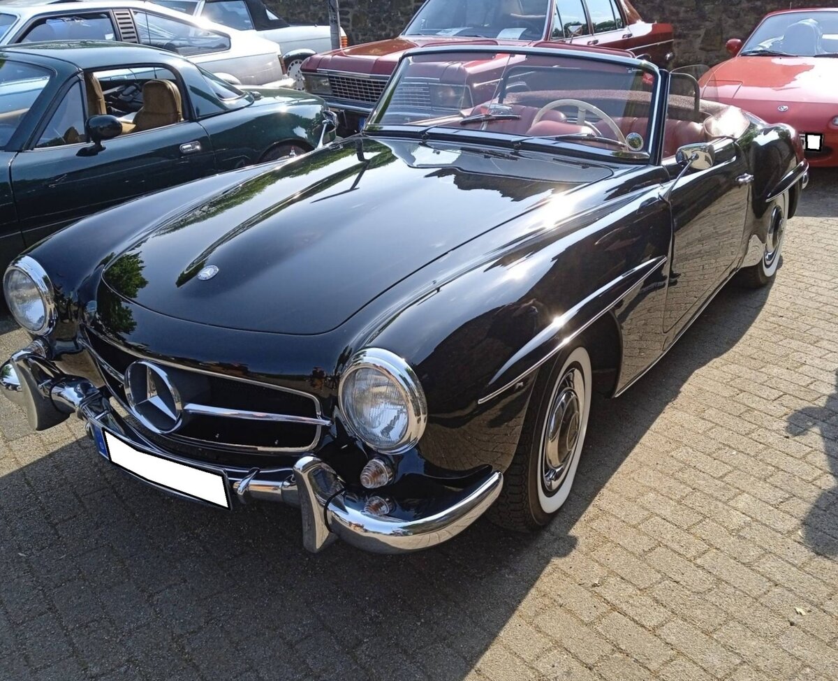 Mercedes Benz W121 BII aus dem Jahr 1955. Produziert wurde das Modell in den Jahren von 1955 bis 1963. Dieser Sportwagen ist besser bekannt unter der Typenbezeichnung 190SL. Genau 25.881 Fahrzeuge dieses Typs verlie�en die Werkshallen von Mercedes Benz. Der abgelichtete 190 SL ist im Farbton MB40 schwarz lackiert. Der Vierzylinderreihenmotor mit einem Hubraum von 1897 cm� leistet 105 PS. F�r einen solchen  Wirtschaftswunder-Sportwagen  war mindestens ein Kaufpreis von DM 16.500,00 f�llig. Ab September 1959 konnte der Kunde bzw. die Kundin ein festes Hardtop-Coupedach mit bestellen, um im Winter ein festes Dach �ber dem Kopf zu haben. Oldtimertreffen Essen-Burgaltendorf am 10.05.2026.