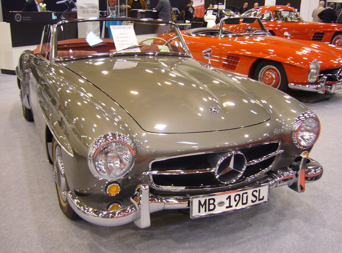 Mercedes Benz W121 BII, gebaut in den Jahren von 1955 bis 1963. Dieser Sportwagen der ist besser bekannt unter der Typenbezeichnung 190SL. Genau 25.881 Fahrzeuge dieses Typs verließen die Werkshallen von Mercedes Benz. Dieser 190 SL ist im Farbton silbergrau lackiert. Der Vierzylinderreihenmotor mit einem Hubraum von 1897 cm³ leistet 105 PS. Für einen solchen  Wirtschaftswunder-Sportwagen  war mindestens ein Kaufpreis von DM 16.500,00 fällig. Ab September 1959 konnte der Kunde bzw. die Kundin ein festes Hardtop-Coupedach mit bestellen, um im Winter ein festes Dach über dem Kopf zu haben. Techno Classica Essen am 06.04.2024.