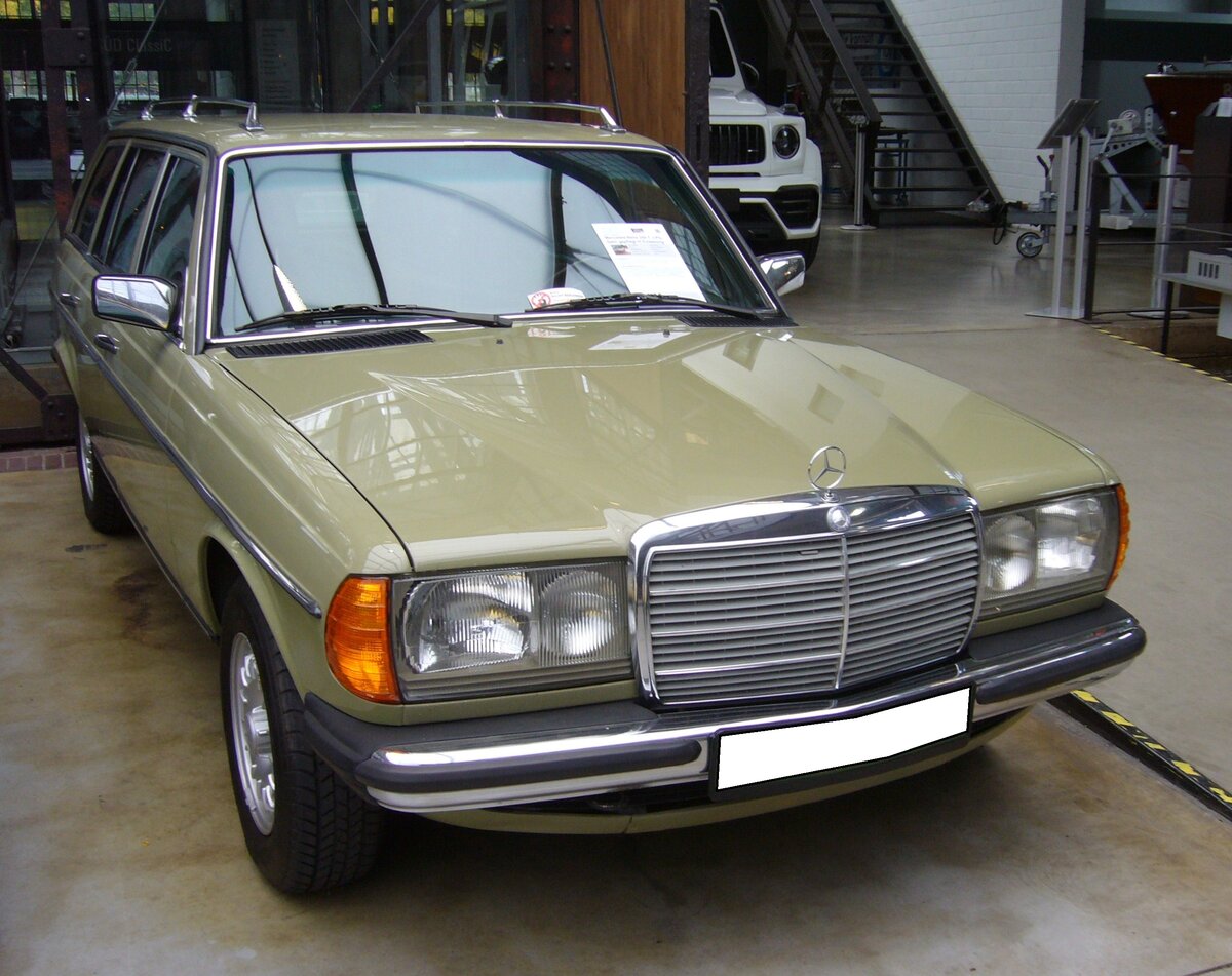 Mercedes Benz W123 200 T-Modell. Dieses 200 T-Modell der Baureihe W123 bzw. S123 wurde erstmalig im Oktober 1982 zugelassen. Das Modell gehört somit zur dritten und letzten Serie dieser Baureihe, wie sie von September 1982 bis zum Produktionsende im Januar 1986 im Werk Bremen montiert wurden. Der Vierzylinderreihenmotor hat einen Hubraum von 1997 cm³ und leistet 109 PS. Dieser Motor war die Basismotorisierung bei den Benziner-Modellen dieser Baureihe. Classic Remise Düsseldorf am 15.10.2022.
