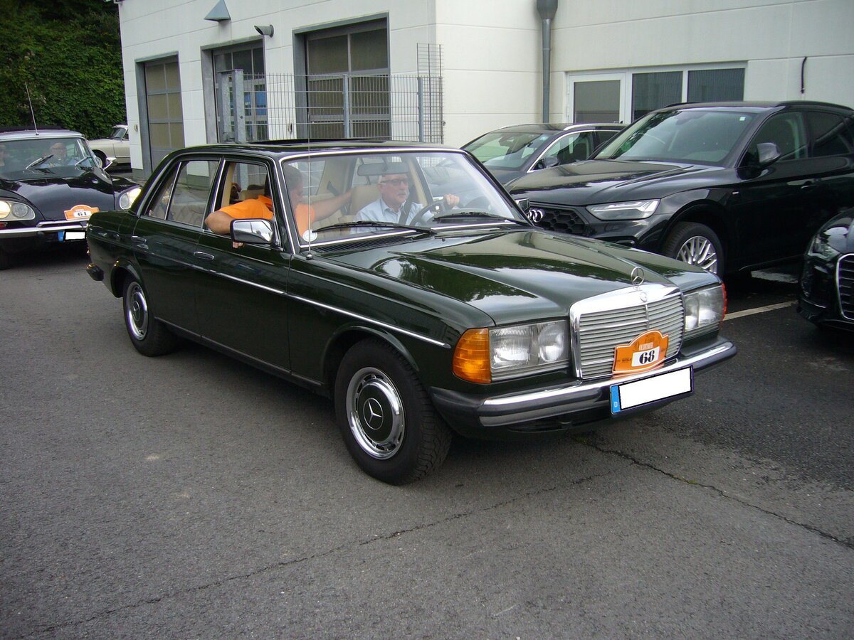 Mercedes Benz W123 240D. Die Baureihe W123 wurde im Januar 1976 vorgestellt und entpuppte sich sofort als  Verkaufsschlager . Der abgelichtete W123 ist, mit dem damals am meisten verkauften Dieselmotor, dem OM616 ausgerüstet. Dieser Vierzylinderreihendieselmotor mit einem Hubraum von 2404 cm³ hatte eine Leistung von 65 PS bzw. ab Februar 1979 von 72 PS. Start zum 8. Saarner Oldtimer Cup am 22.08.2021.
