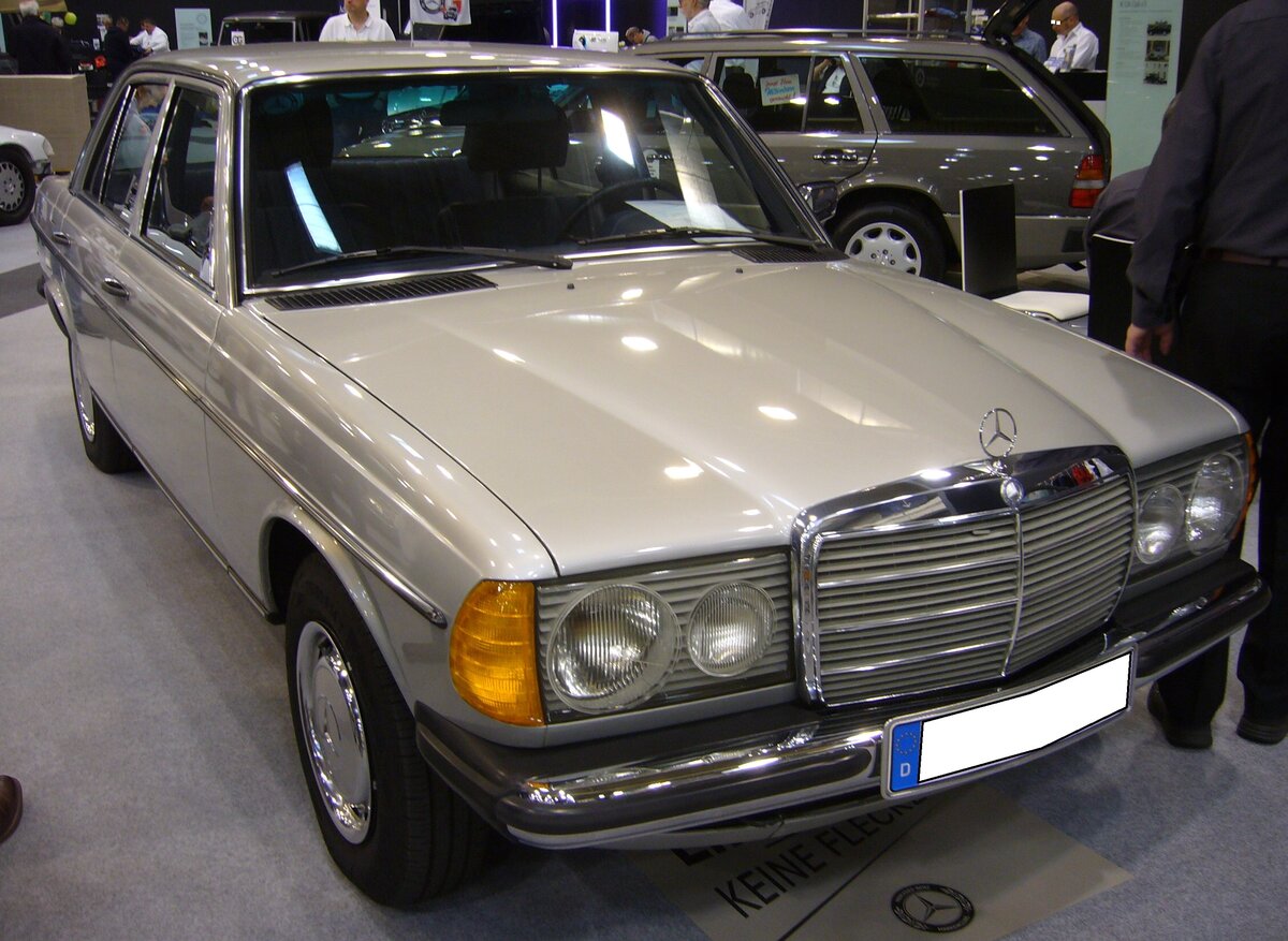 Mercedes Benz W123 250 aus dem Jahr 1978 im Farbton DB735 astralsilber. Die Baureihe W123 wurde im Januar 1976 vorgestellt und entpuppte sich sofort als  Verkaufsschlager . Der abgelichtete W123 ist mit dem damals neuen Sechszylinderreihenmotor ausgestattet. Dieser  Sechsender  mit einem Hubraum von 2525 cm³ und einer Leistung von 129 PS galt als  sehr trinkfest . Techno Classica Essen am 13.04.2023.