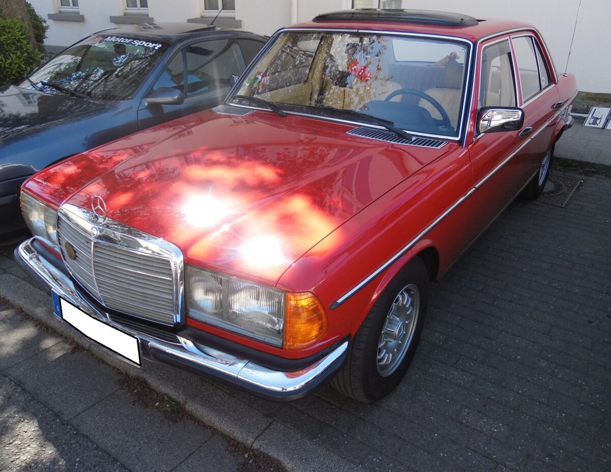 Mercedes Benz W123 280. Die Baureihe W123 wurde im Januar 1976 vorgestellt und entpuppte sich sofort als  Verkaufsschlager . Die Motoren der Baureihe W123 wurden zun�chst von der vorhergehenden Baureihe W114/W115, besser bekannt als /8, �bernommen. Am 15.11.1985 lief der letzte W123 vom Band. Insgesamt setzte Mercedes Benz 2.696.915 Autos dieser Baureihe (alle Karosserie- und Motorisierungsversionen zusammen genommen) ab. Gut 40% davon gingen in den Export. Der gezeigte W123 280 wurde nur in den Jahren von 1975 bis 1981 gefertigt und war bis dato das zweitst�rkste Modell in der Produktpalette. Der Sechszylinderreihenmotor hat einen Hubraum von 2745 cm� und leistet 156 PS. Mit einem Verbrauch von rund 15.5 Litern Superbenzin auf 100 Kilometer, war er allerdings auch sehr  durstig . Oldtimer Fr�hling des AMC Kettwig am 01.05.2026 in Essen Kettwig.