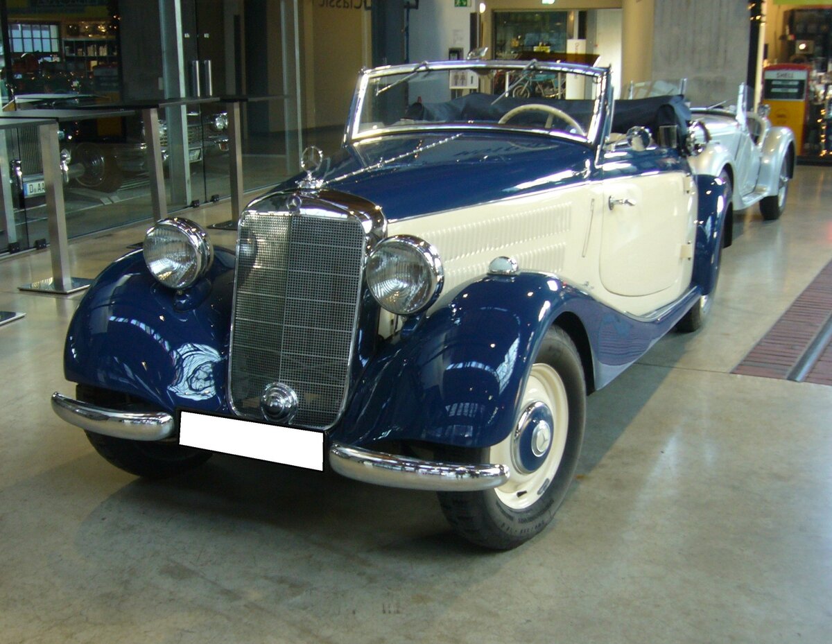 Mercedes Benz W136 170V Cabriolet A, gebaut von 1936 bis 1940. Das Modell W136 wurde auf der Berliner Automobil Ausstellung des Jahres 1936 vorgestellt. Er sollte ein Automobil für die Massenmotorisierung des Deutschen Reiches sein. Das gezeigte Cabriolet A war das teuerste Modell dieser Baureihe und schlug bei seiner Vorstellung mit einem Kaufpreis von RM 5980,00 zu Buche. Eine zweitürige Limousine dieses Typs war bereits ab RM 2850,00 zu haben. Insgesamt verkauften die Untertürkheimer bis zum kriegsbedingten Produktionsstopp nur 76 Autos in der Cabriolet A Ausführung. Der Vierzylinderreihenmotor hat einen Hubraum von 1697 cm³ und leistet 38 PS. Das gezeigte Cabriolet A wurde im Jahr 1939 produziert. Classic Remise Düsseldorf am 30.11.2023.