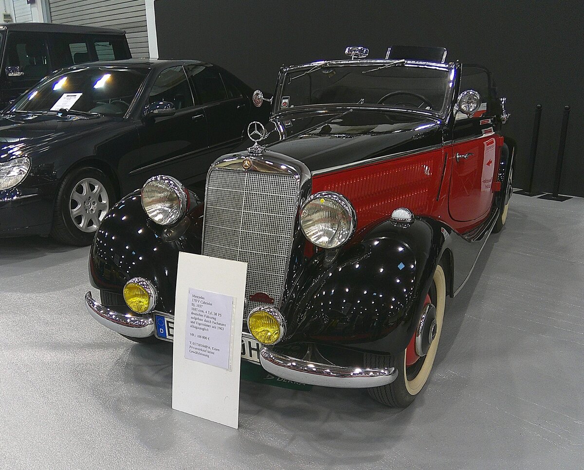 Mercedes Benz W136 170V Cabriolet A, gebaut von 1936 bis 1940. Das Modell W136 wurde auf der Berliner Automobil Ausstellung des Jahres 1936 vorgestellt. Er sollte ein Automobil für die Massenmotorisierung des Deutschen Reiches sein. Das gezeigte Cabriolet A war das teuerste Modell dieser Baureihe und schlug bei seiner Vorstellung mit einem Kaufpreis von RM 5980,00 zu Buche und verließ 1937 die Werkshallen von Mercedes Benz. Eine zweitürige Limousine dieses Typs war bereits ab RM 2850,00 zu haben. Insgesamt verkauften die Untertürkheimer bis zum kriegsbedingten Produktionstopp nur 76 Autos in der Cabriolet A Ausführung. Der Vierzylinderreihenmotor hat einen Hubraum von 1697 cm³ und leistet 38 PS. Essen Motor Show am 28.11.2025.