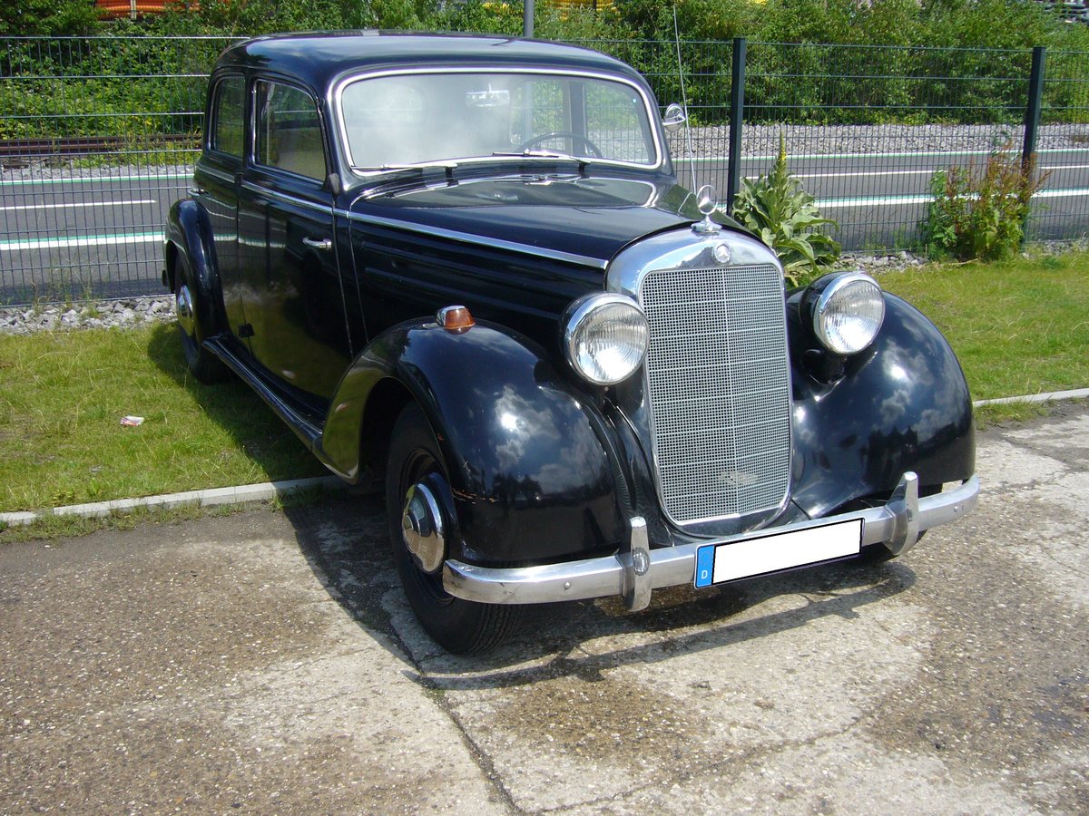 Mercedes Benz W136 IV 170S Limousine, gebaut von 1949 bis 1952. Als Symbol des angehenden Wirtschaftswunders erschien im Mai 1949 der Mercedes Benz 170S. Er war nicht viel größer als der Mercedex 170V, aber wesentlich komfortabeler und repräsentativer. Für eine solche Limousine musste man mindestens DM 10.100,00 anlegen. Der Vierzylinderreihenmotor leistet 52 PS aus einem Hubraum von 1767 cm³. Oldtimertreffen an der  Alten Dreherei  in Mülheim an der Ruhr am 15.06.2019.