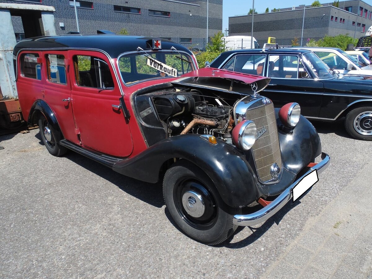 Mercedes Benz W136 VIII 170 S-D, produziert von 1953 bis 1955. Hier wurde ein Nachkriegs 170´er der letzten Serie abgelichtet. Es handelt sich um einen ehemaligen Krankenwagen. Der Aufbau stammt von Miesen/Bonn. Die W136 Reihe lief noch zwei Jahre parallel zum 1953 vorgestellten W120 (Ponton) vom Band. Der abgelichtete W136 ist mit dem legend�ren OM 636  Motor ausger�stet. Der Vierzylindervorkammerdieselmotor leistet 40 PS aus einem Hubraum von 1767 cm�. Der Wagen aus dem Jahr 1953 wird als  daily driver  t�glich genutzt. 18. Oldtimerfestival an der  Alten Dreherei  in M�lheim an der Ruhr am 20.06.2026.