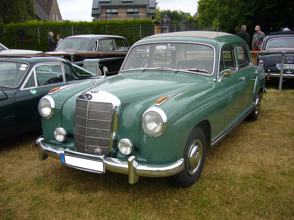 Mercedes Benz W180 I 220a. 1954 - 1956. Der vom W120 abgeleitete W108 I hat einen längeren Radstand und Motorenvorbau, den er für seinen 6-Zylinderreihenmotor braucht. Aus 2195 cm³ Hubraum leistet dieser 85 PS. Vom 220a wurden insgesamt 25937 Fahrzeuge produziert. Der Einstiegspreis lag bei DM 12500,00. Oldtimertreffen Voerde am 13.06.2015.